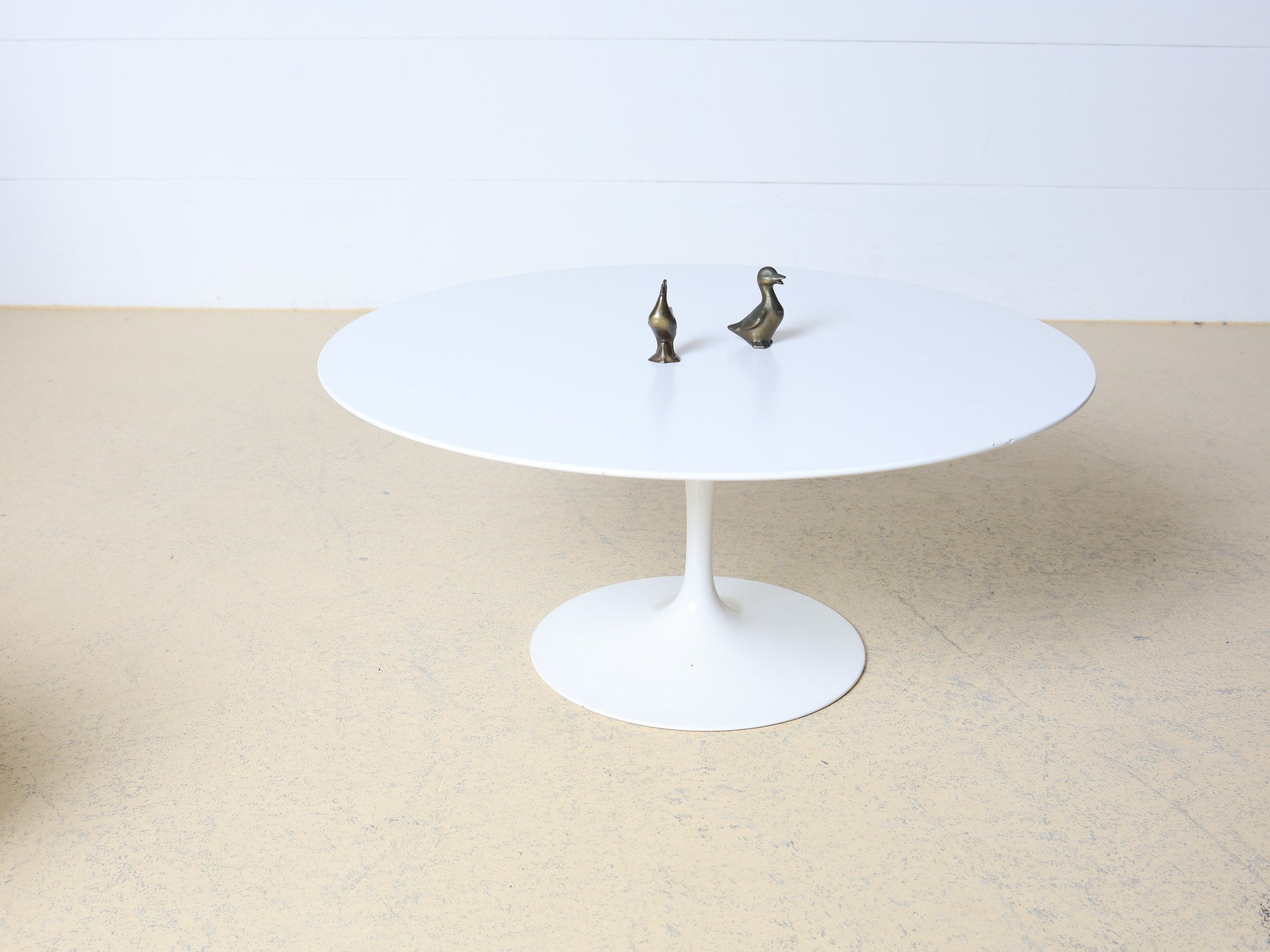 Saarinen Tulip Couchtisch runde weisse Laminatplatte 91cm Durchmesser Detailansicht