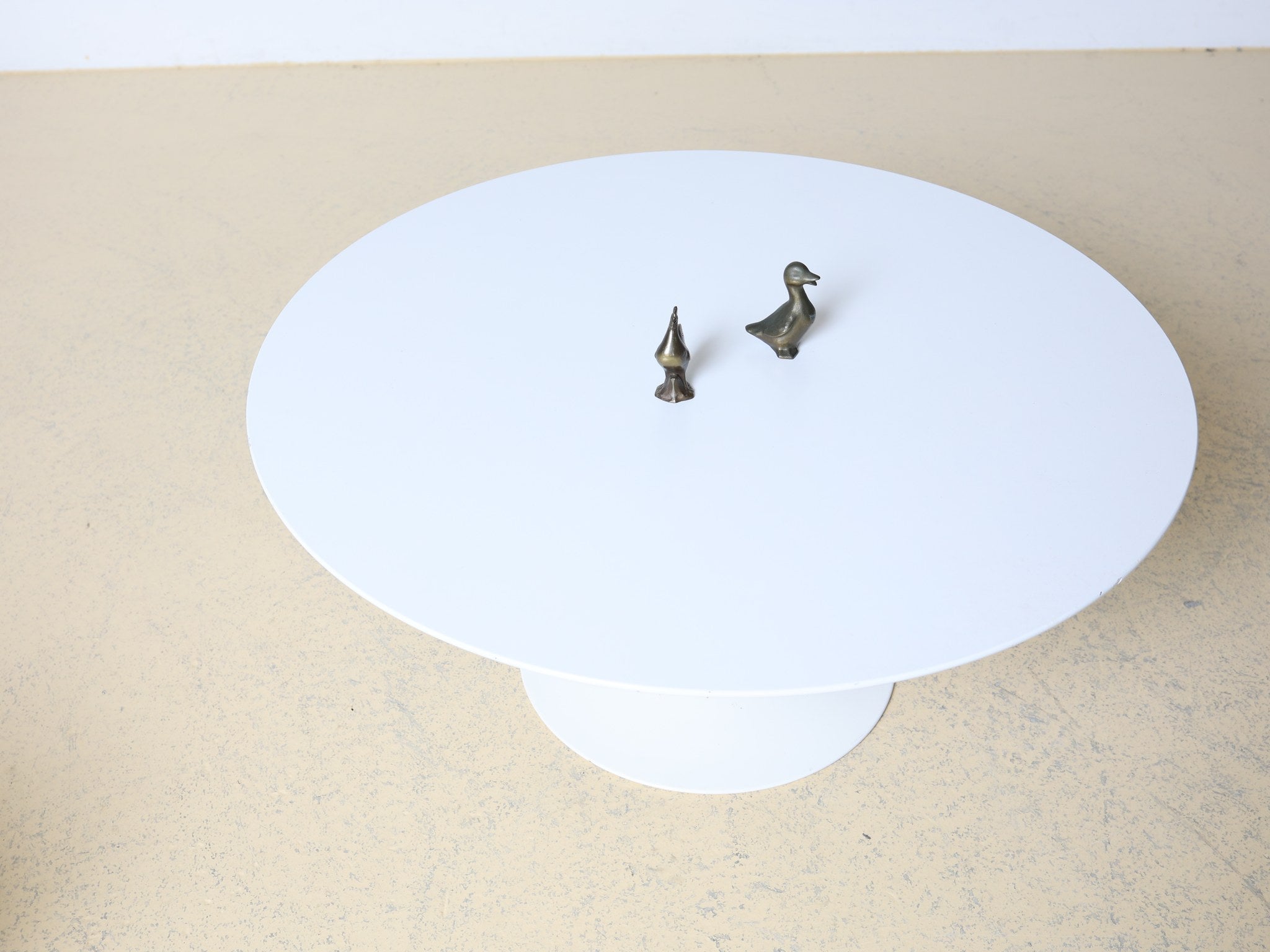 Knoll Tulip Table Tischplattenkante mit sichtbaren Gebrauchsspuren und Abplatzungen