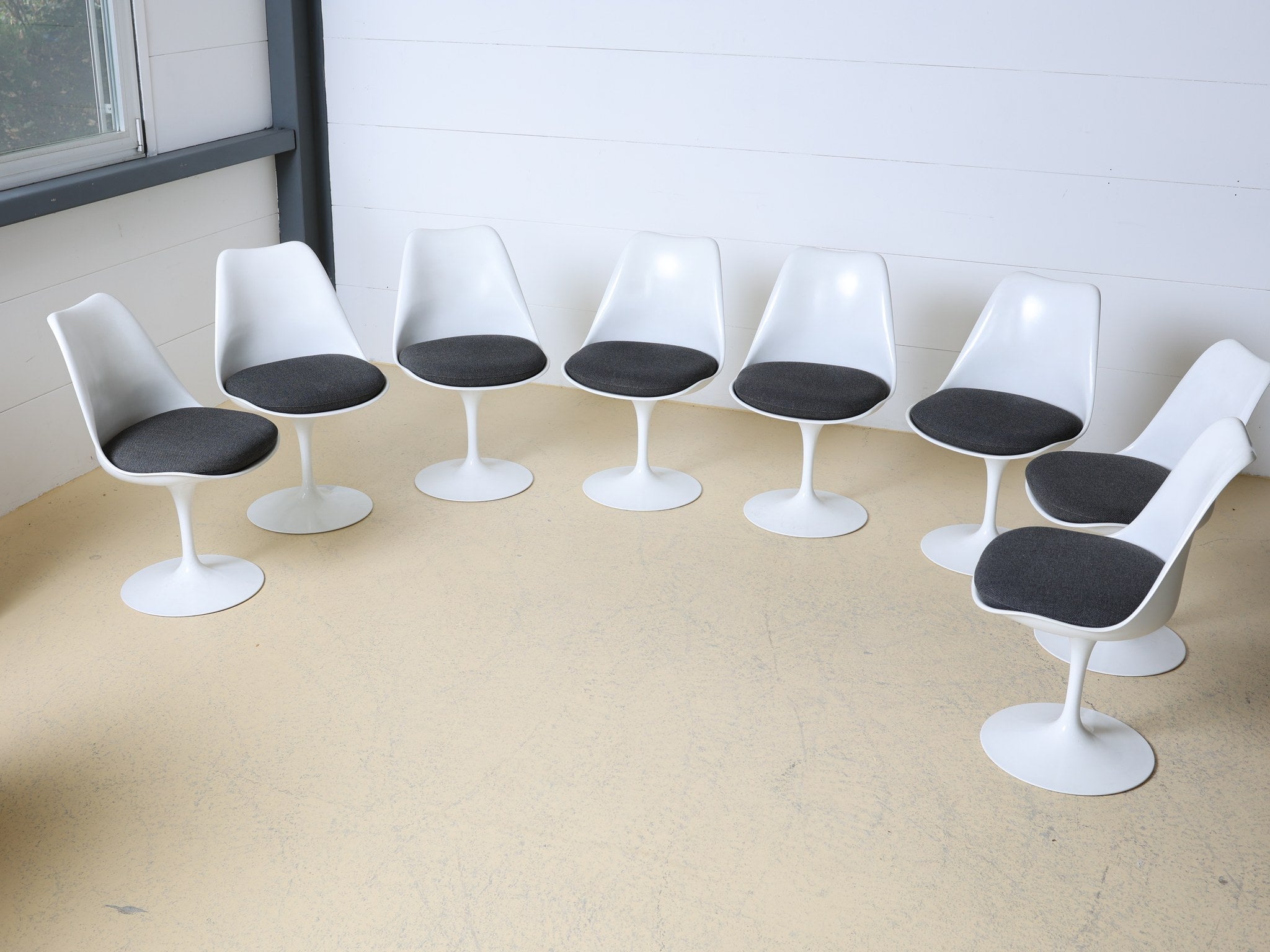 Set aus 8 Knoll Tulip Chairs von Eero Saarinen in Weiss mit anthrazitfarbenem Polster
