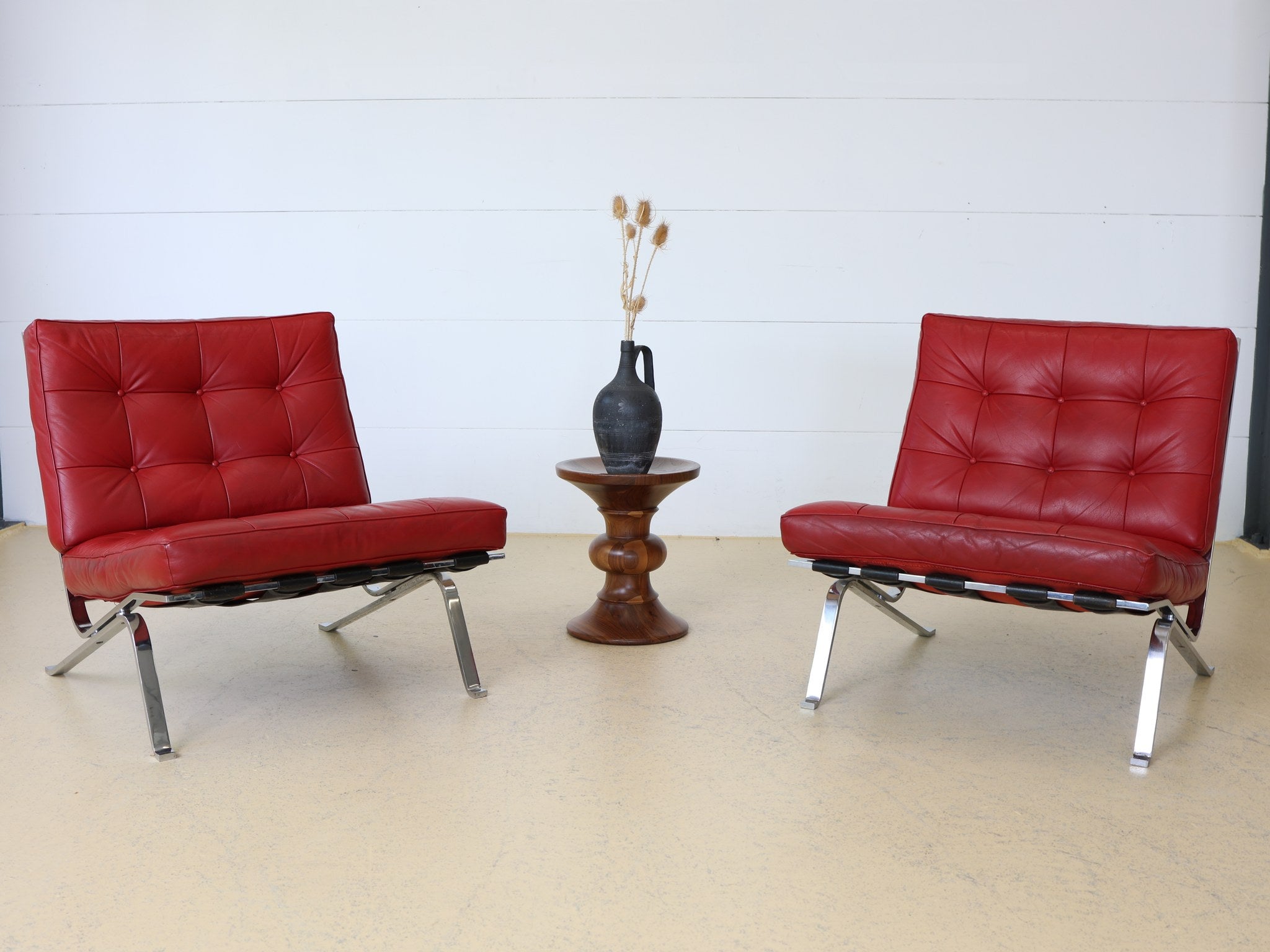 Knoll Tugendhat Chair MR 70 Set in rubinrotem Leder mit verchromtem Flachstahl-Gestell