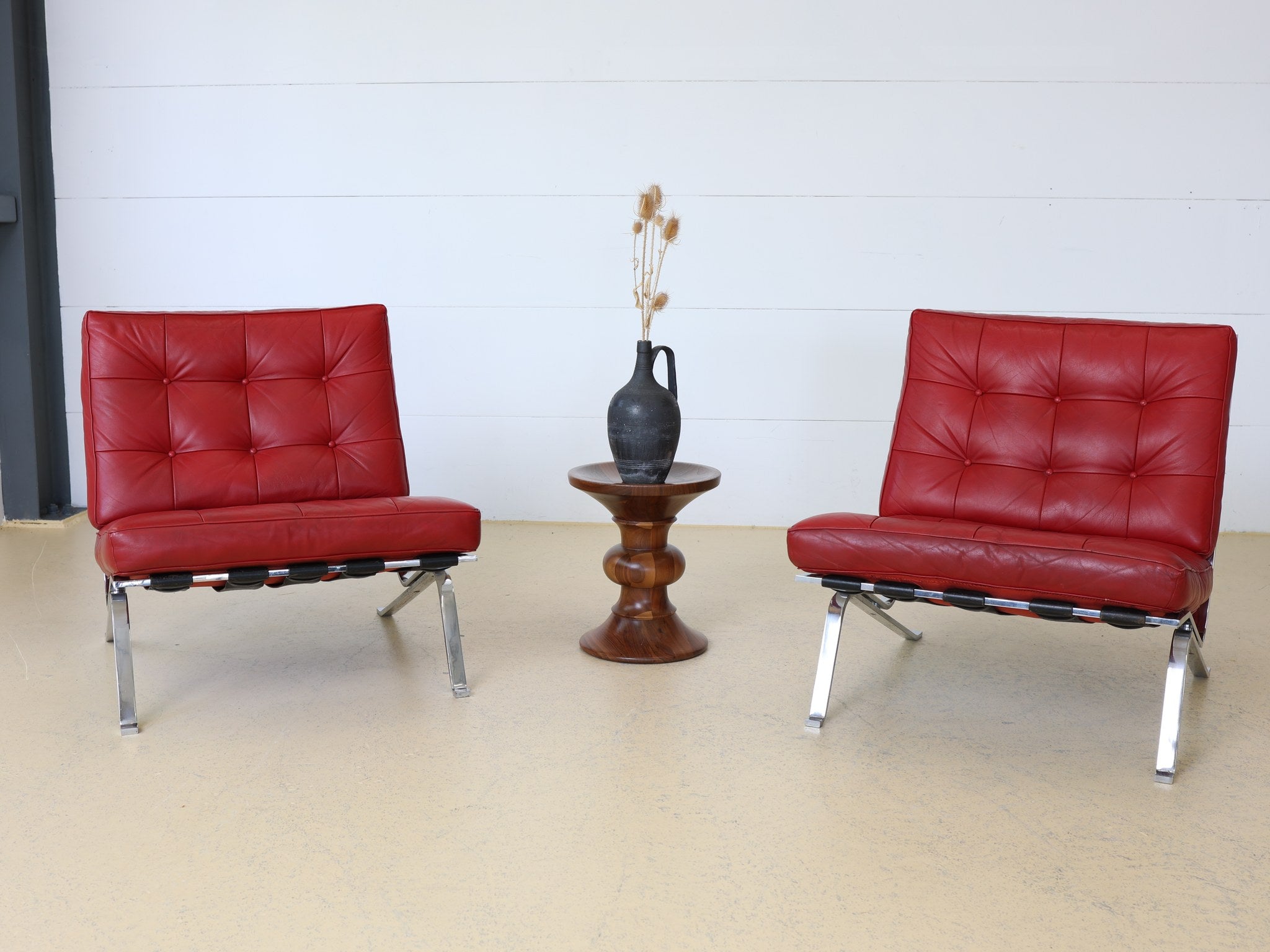 Seitenansicht Knoll Tugendhat Freischwinger in Rot von Ludwig Mies van der Rohe