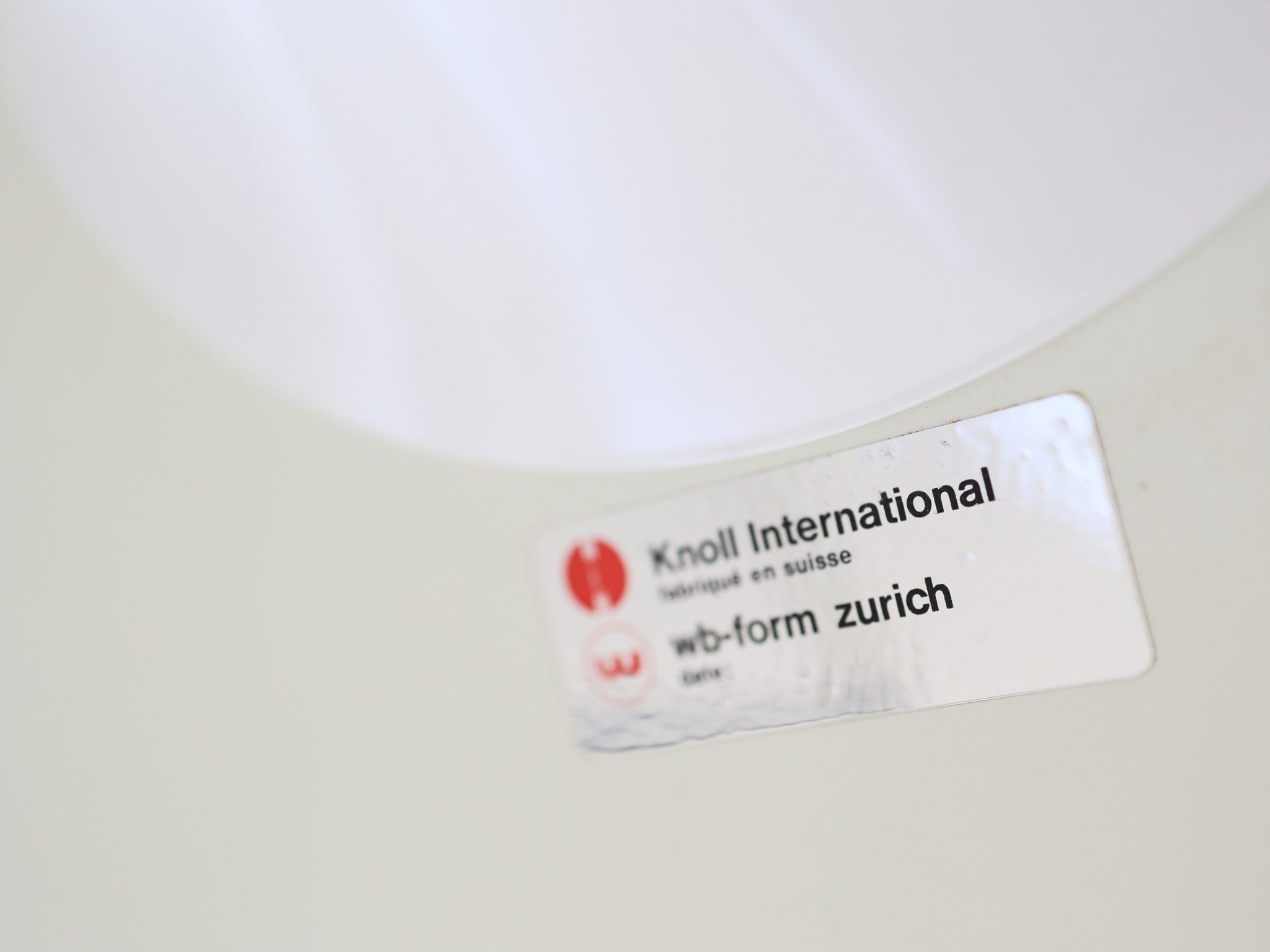 Knoll International Label mit wb-form Zurich auf der Unterseite des Tulip Tisches