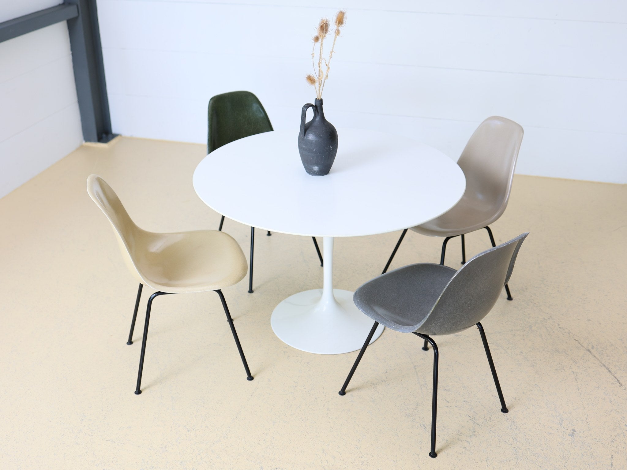 Detailaufnahme Aluminium-Tulpenfuss des Knoll Saarinen Tisches in Weiss