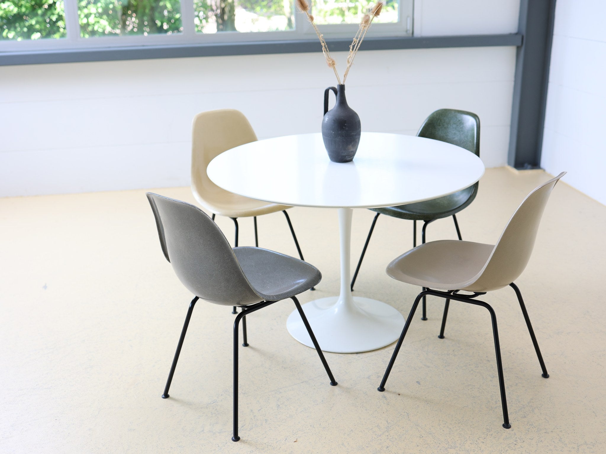 Knoll Tulip Esstisch Unterseite mit Herstellerkennzeichnung