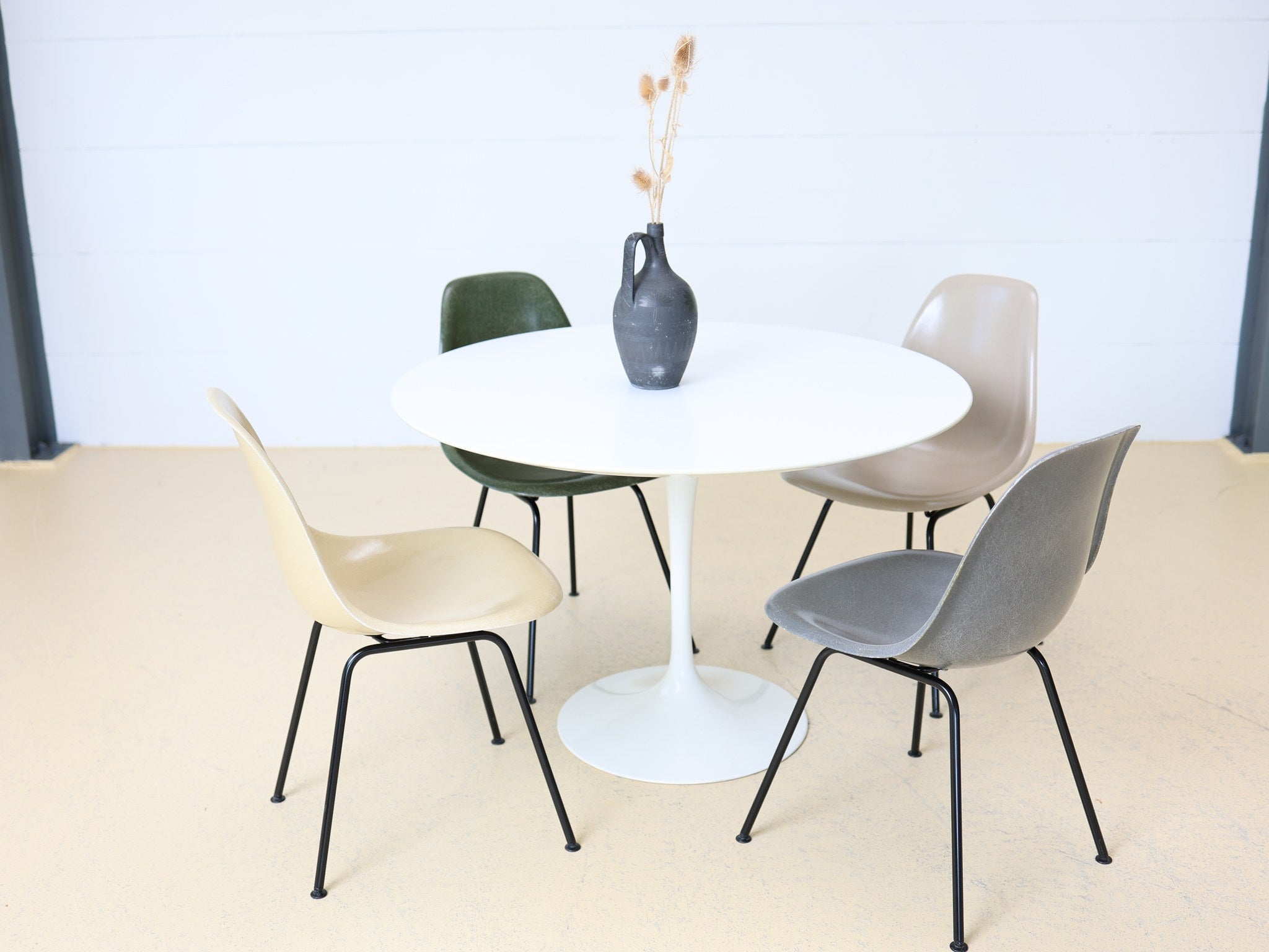 Knoll Saarinen Pedestal Table Oberfläche der weissen Tischplatte