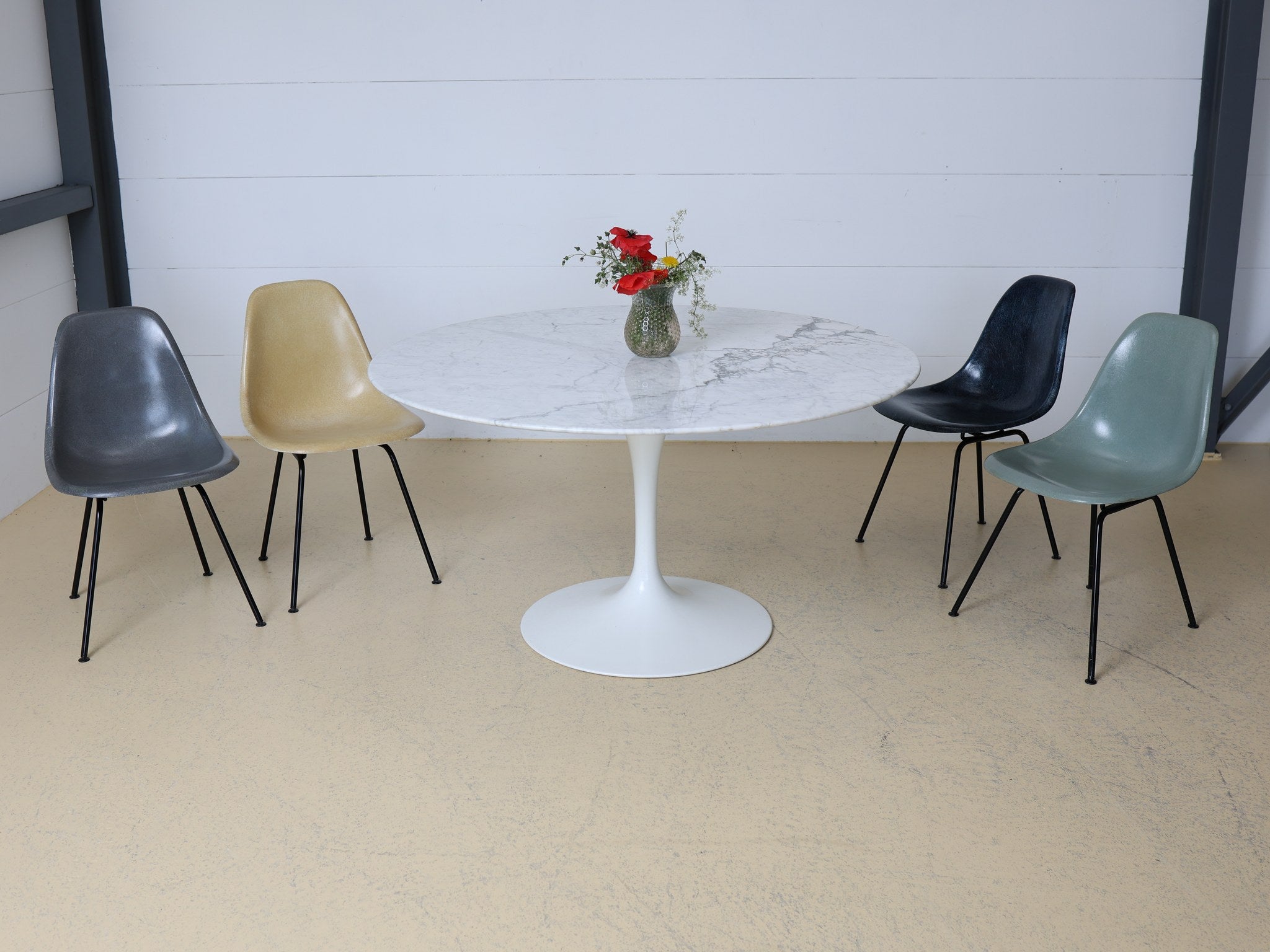 Knoll Tulip Table Detailansicht der grauen Marmormaserung Arabescato