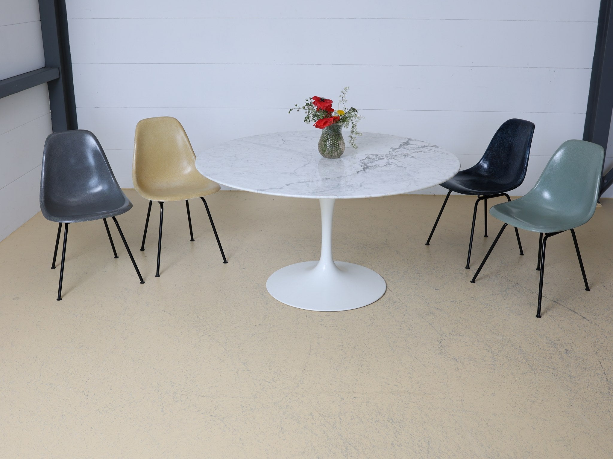 Weisser Tulpenfuss des Knoll Saarinen Esstisches aus lackiertem Aluminium