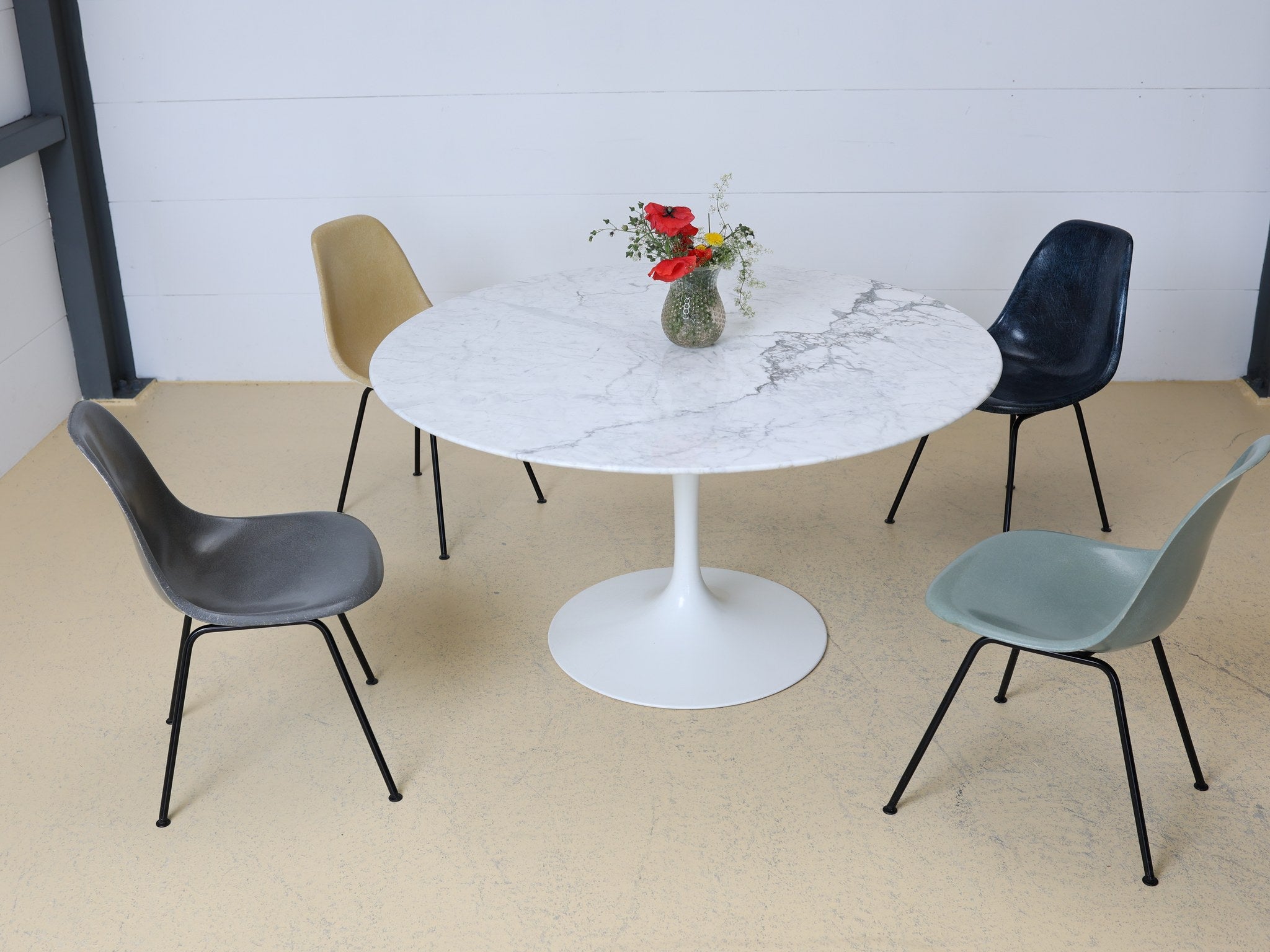 Detailaufnahme Tischkante Knoll Tulip mit abgeschrägtem Marmor-Profil