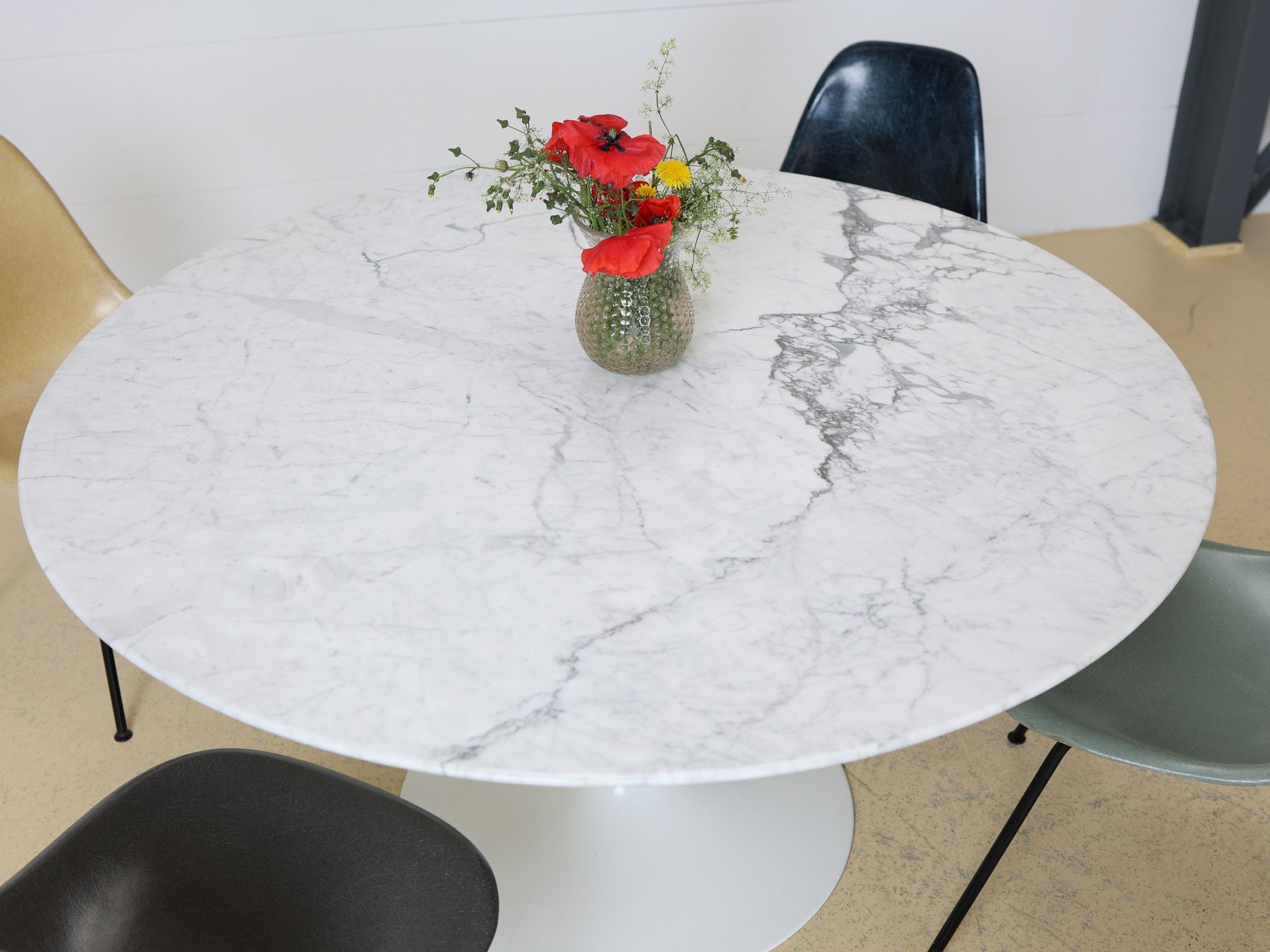 Sockel-Detail Knoll Tulip Table mit charakteristischer Tulpenform