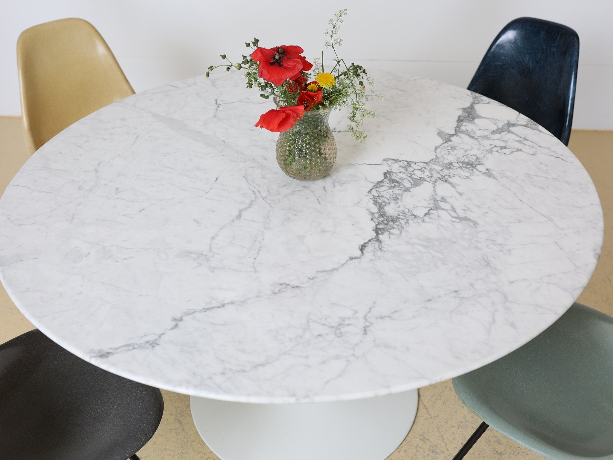 Seitenansicht Knoll Saarinen Pedestal Table mit Marmorplatte