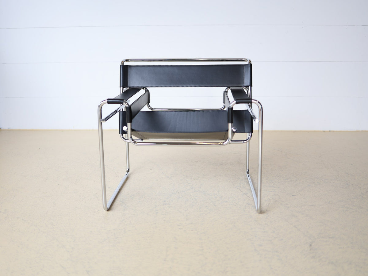 Seitenansicht Wassily Chair B3 – kubische Rundrohrstruktur verchromt, Knoll International