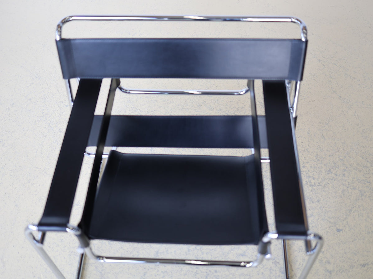 Rückansicht Wassily Chair B3 – offene Rahmengeometrie, Sattelleder schwarz, Stahlrohr verchromt