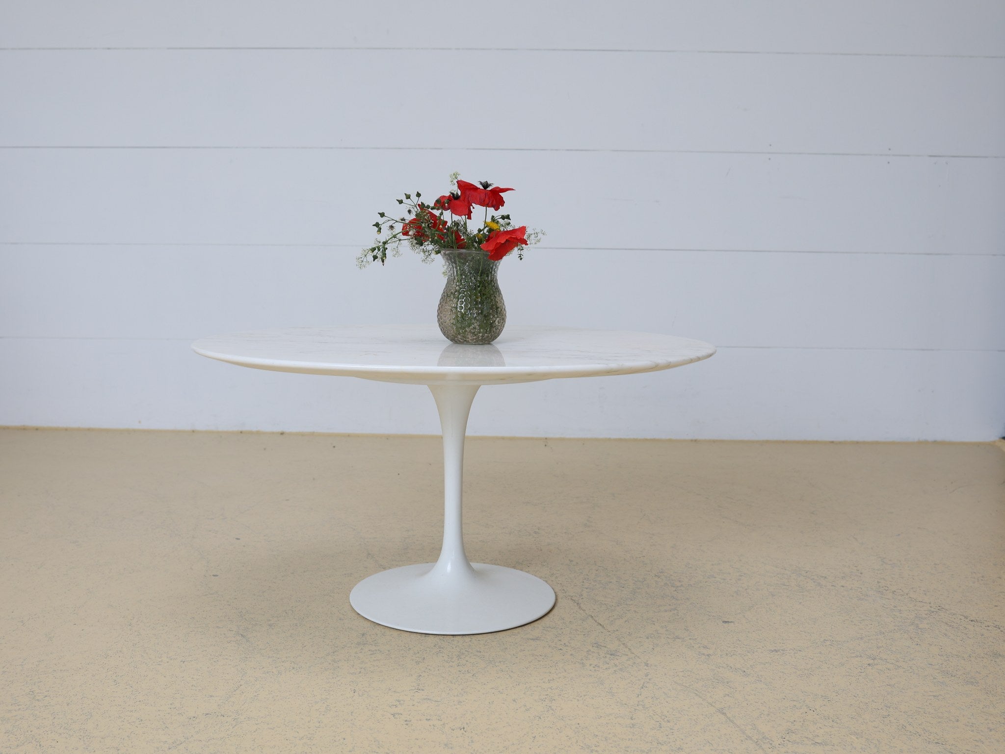 Detailaufnahme des weiss lackierten Tulpenfusses aus Aluminiumguss