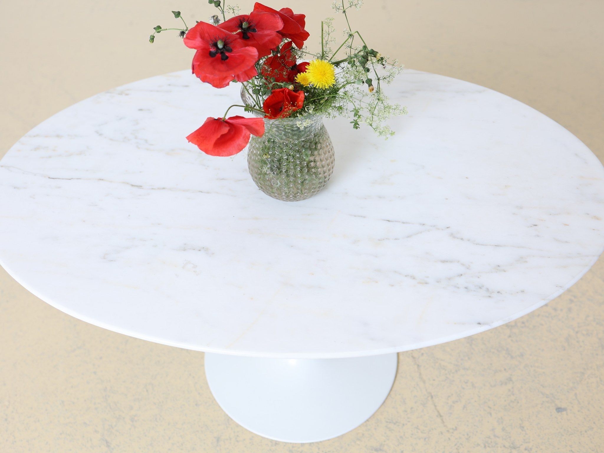Kantendetail der Arabescato Marmorplatte am Knoll Tulip Tisch
