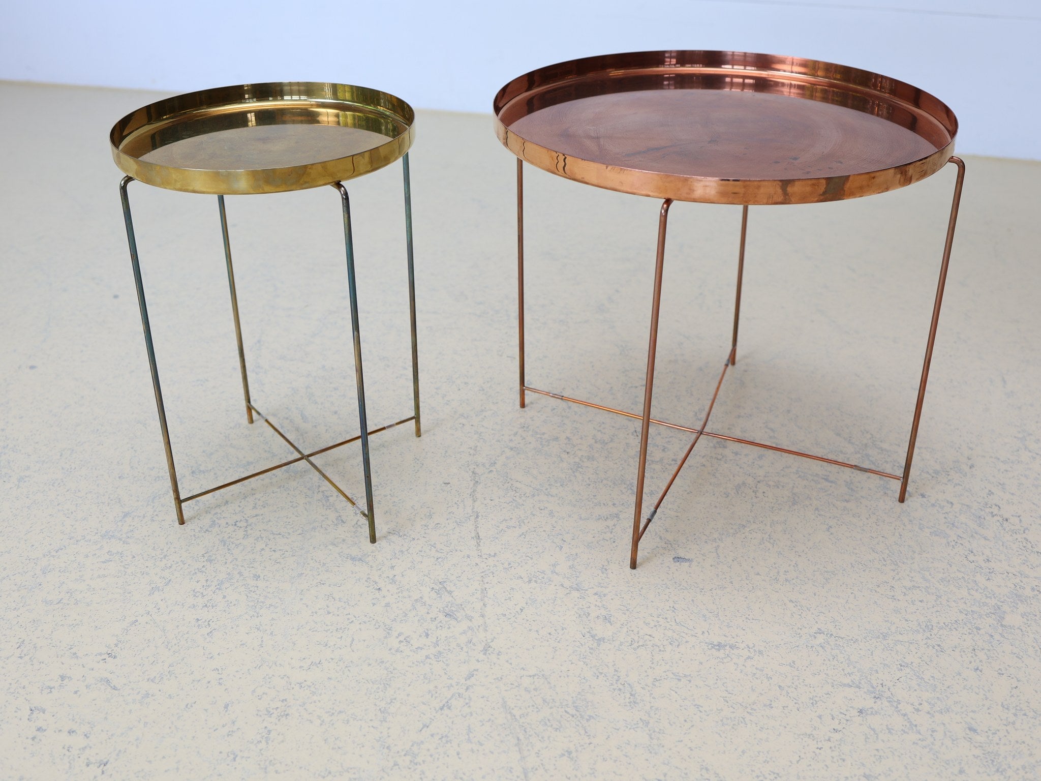Detailansicht Kupfer Tablett-Tisch mit natürlicher Patina und X-Gestell