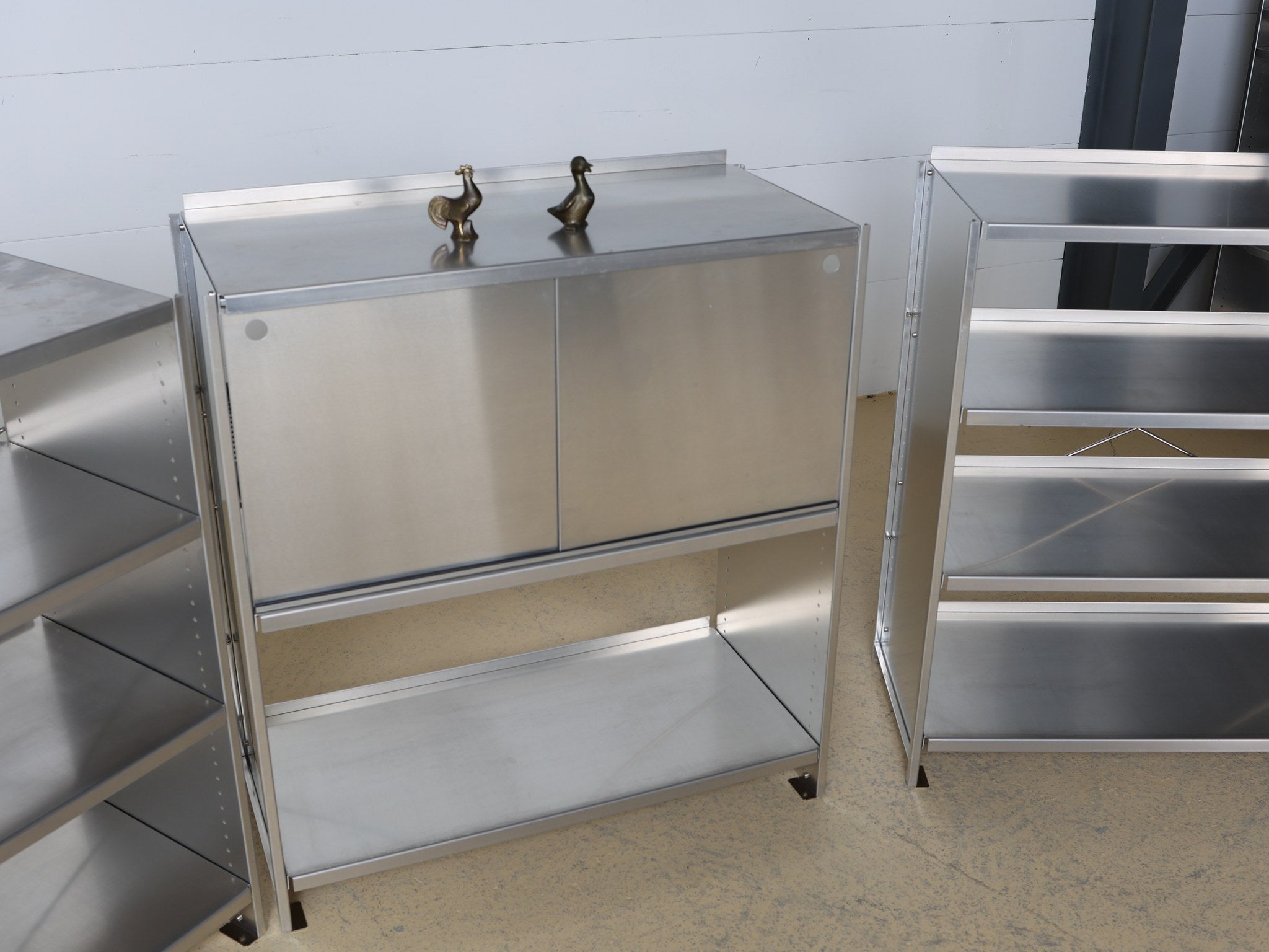 Lehni Aluminium-Regal von Andreas Christen dreiteiliges Set mit Schiebetüren