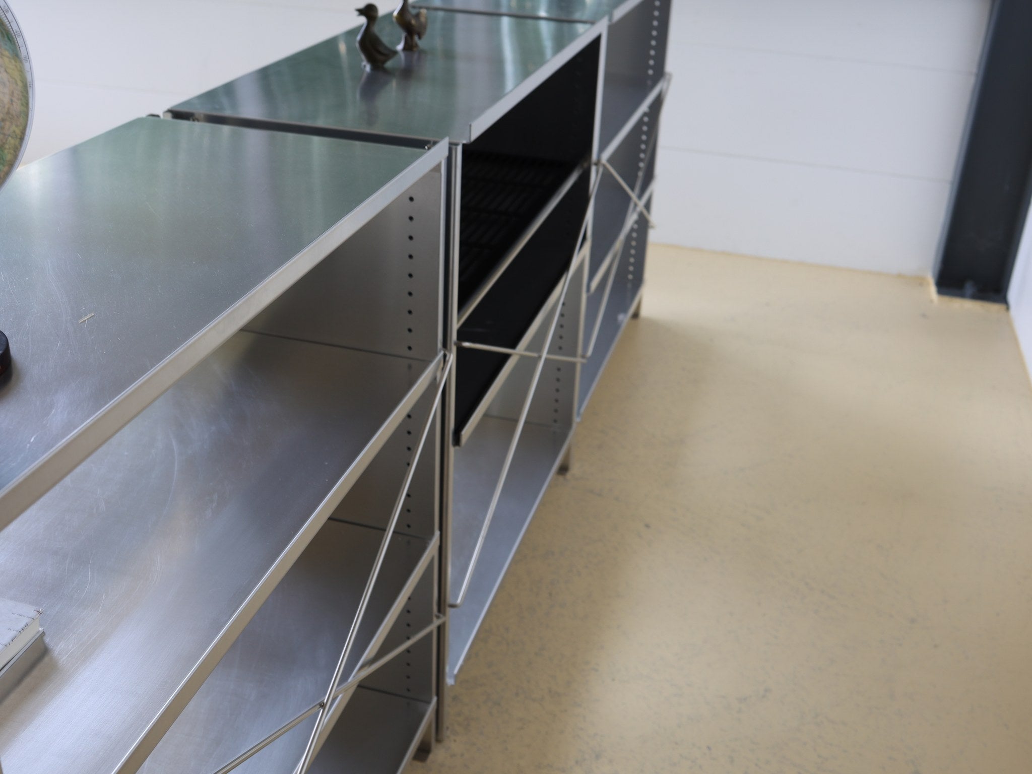 Vintage Lehni Regal mit altersgerechter Patina auf Aluminium