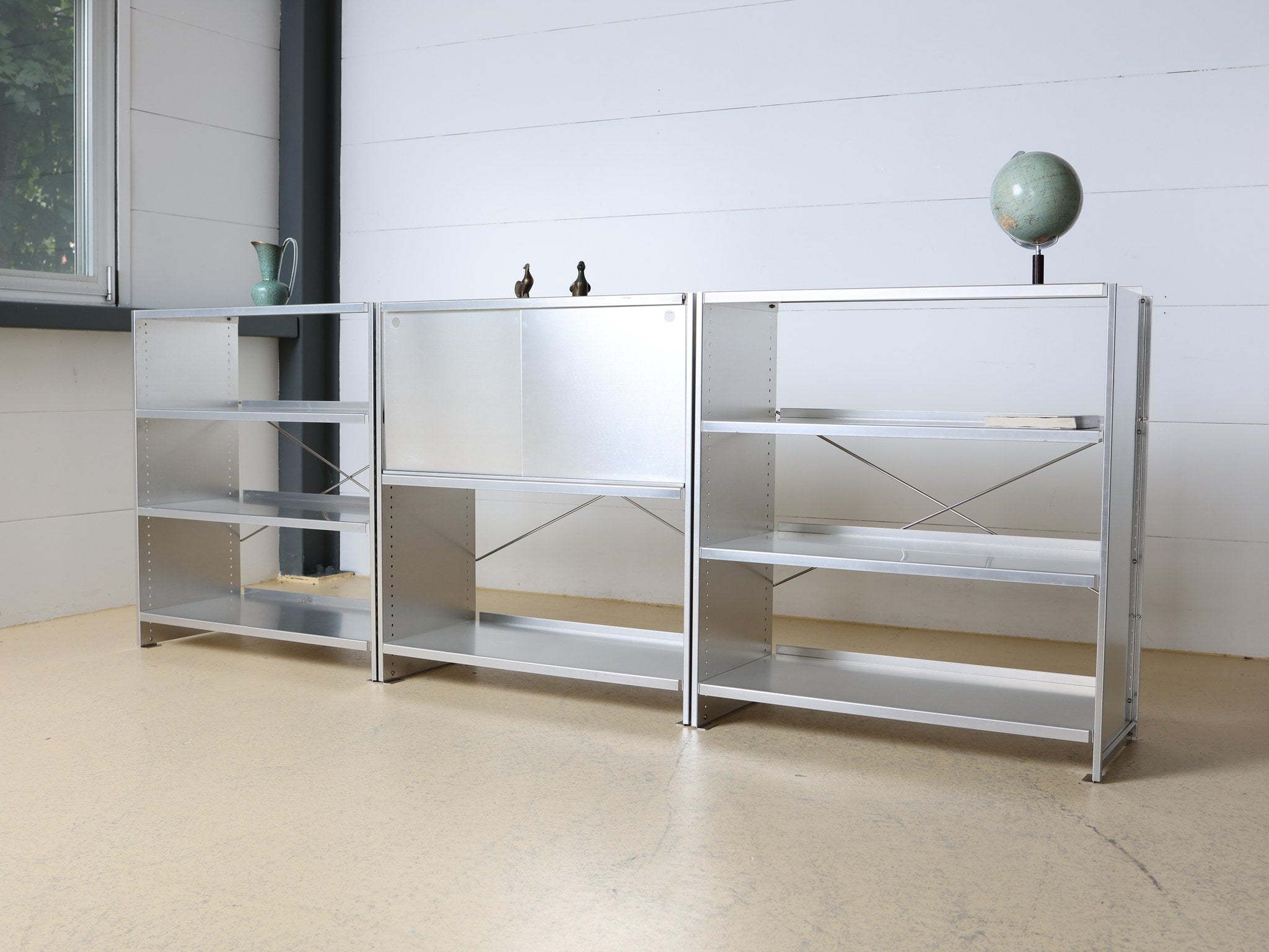 Modulares Aluminium-Regalsystem Lehni mit X-Kreuzstreben Schweizer Design