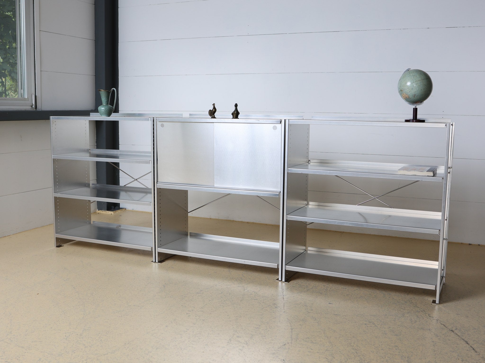 Seitenansicht Lehni Regal mit charakteristischen Aluminium-Vierkantprofilen
