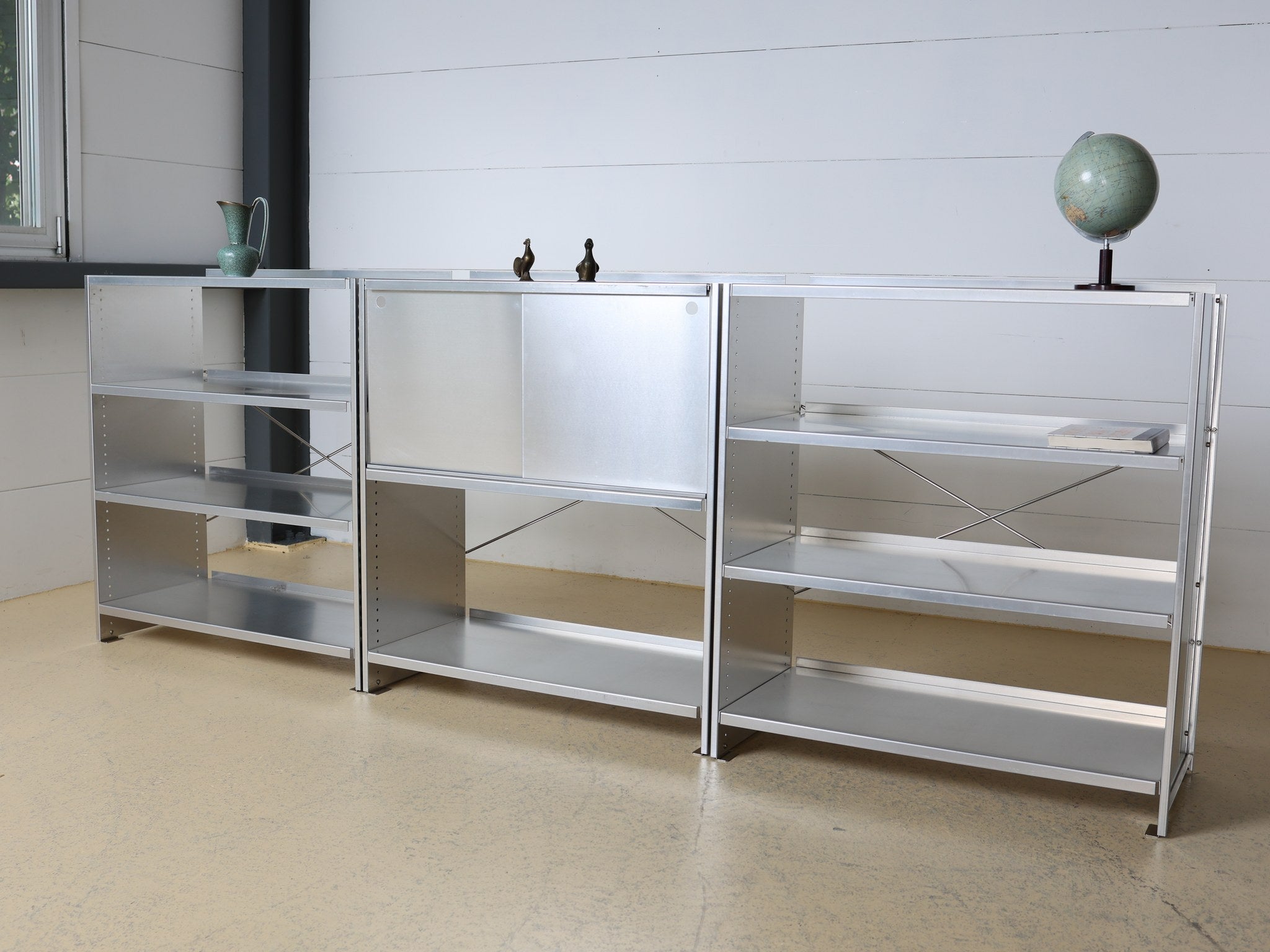 Detail der Lochung für Höhenverstellung am Lehni Regal