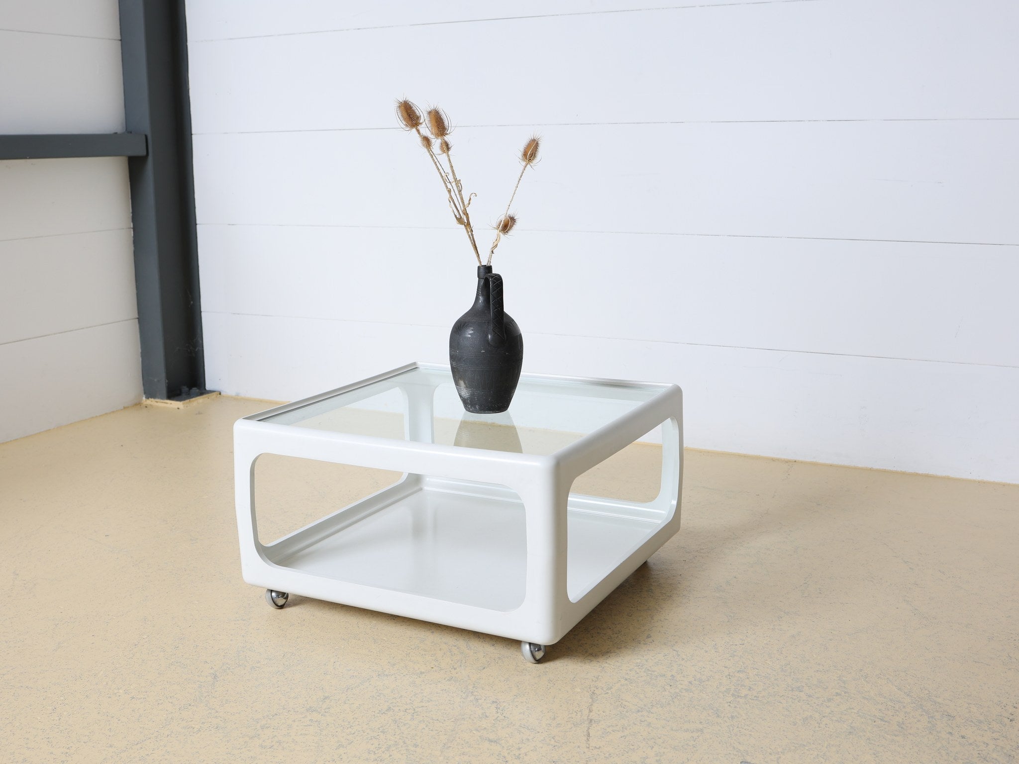 Weisser Space Age Couchtisch Opal Möbel Ambiente Ansicht