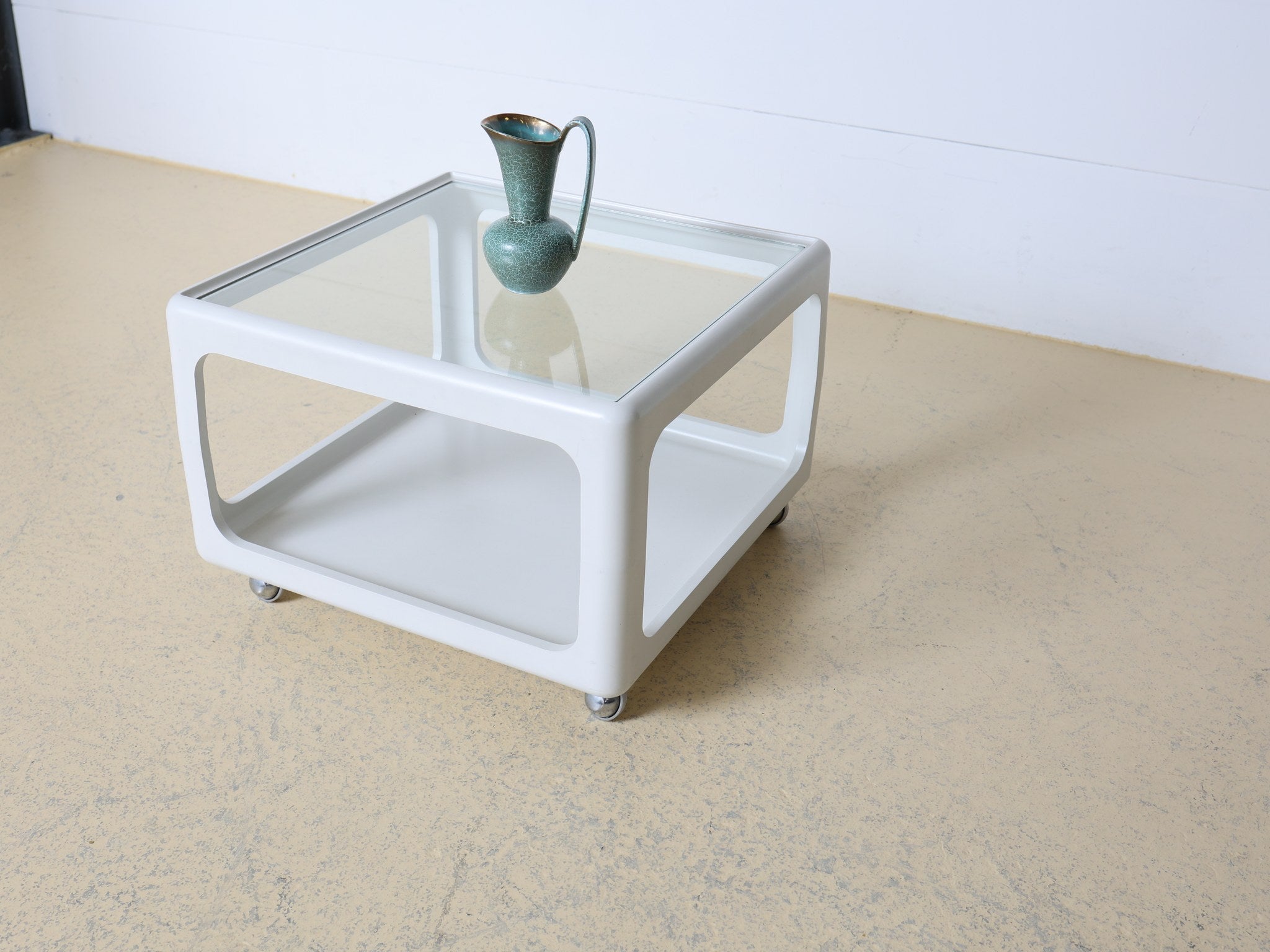 Weisser Kunststoff Couchtisch Opal Möbel Gesamtansicht schräg