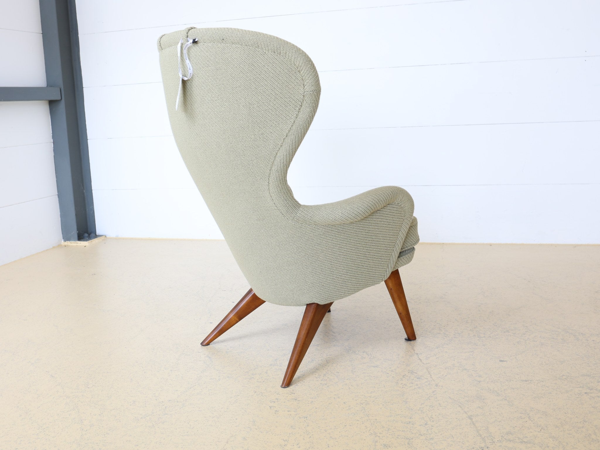 Wingback Chair aus den 1950er Jahren mit abnehmbarem Nackenkissen Detail