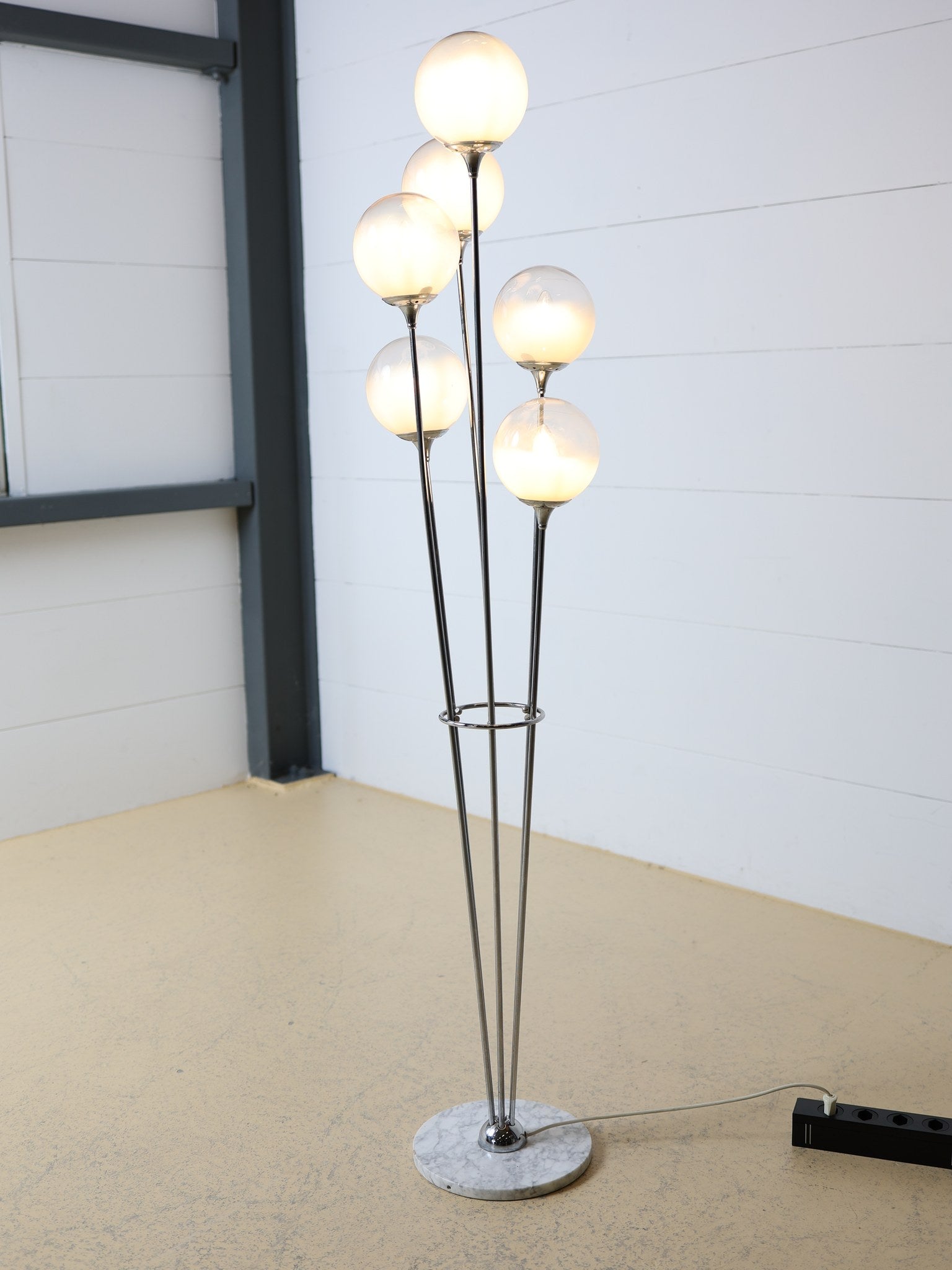 Stilnovo Alberello Carrara-Marmorsockel mit verchromten Stahlrohren Space Age Design