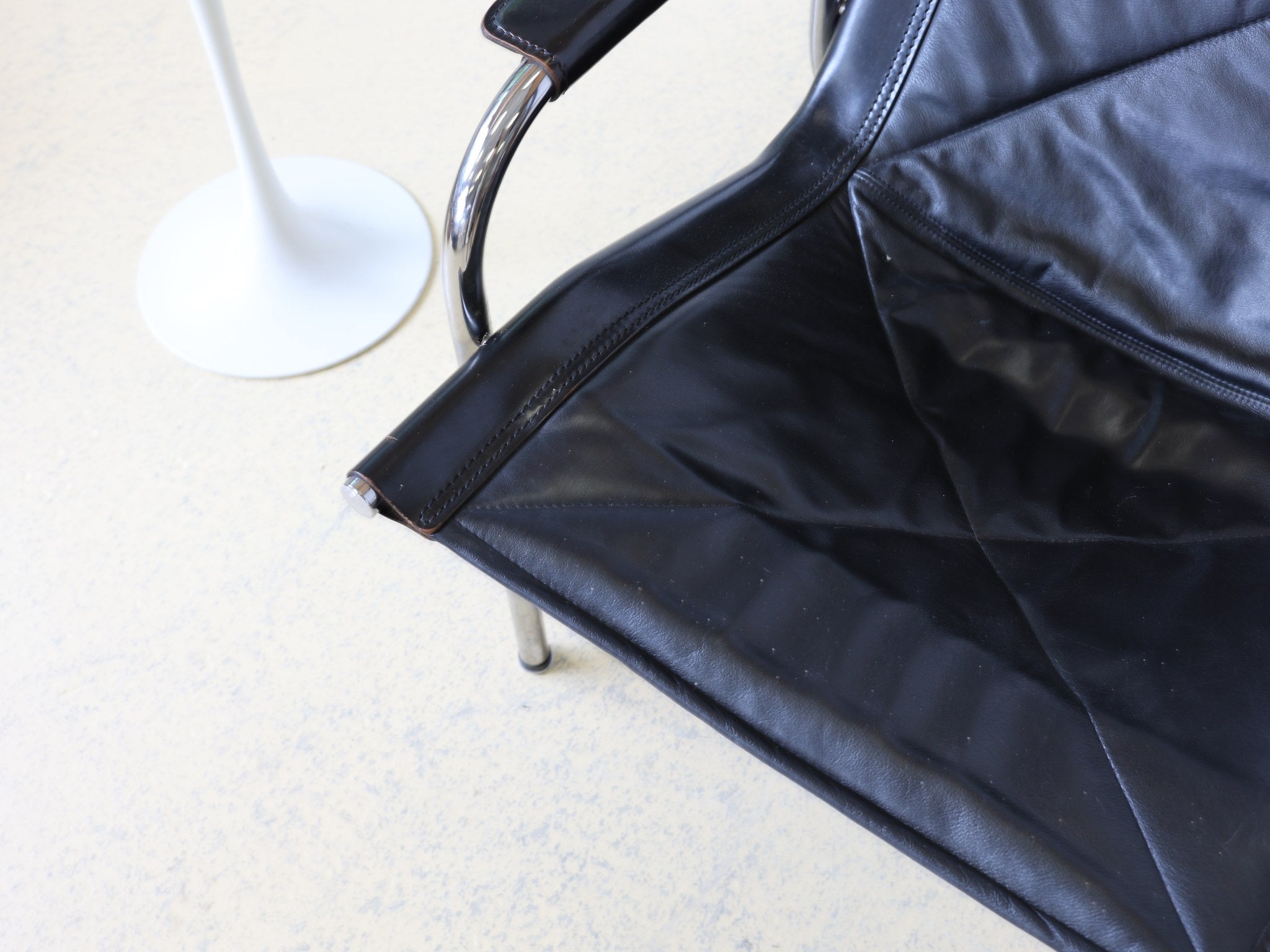 Seitenansicht Strässle Lounge Chair mit Chromgestell und hoher Rückenlehne