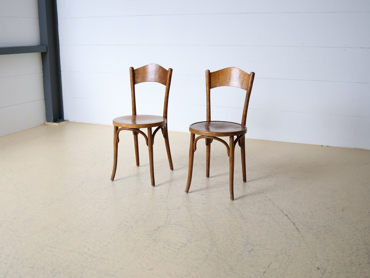 Detailansicht Rückenlehne Bugholz-Kaffeehausstuhl, geschwungene Rundstäbe, Wiener Stil