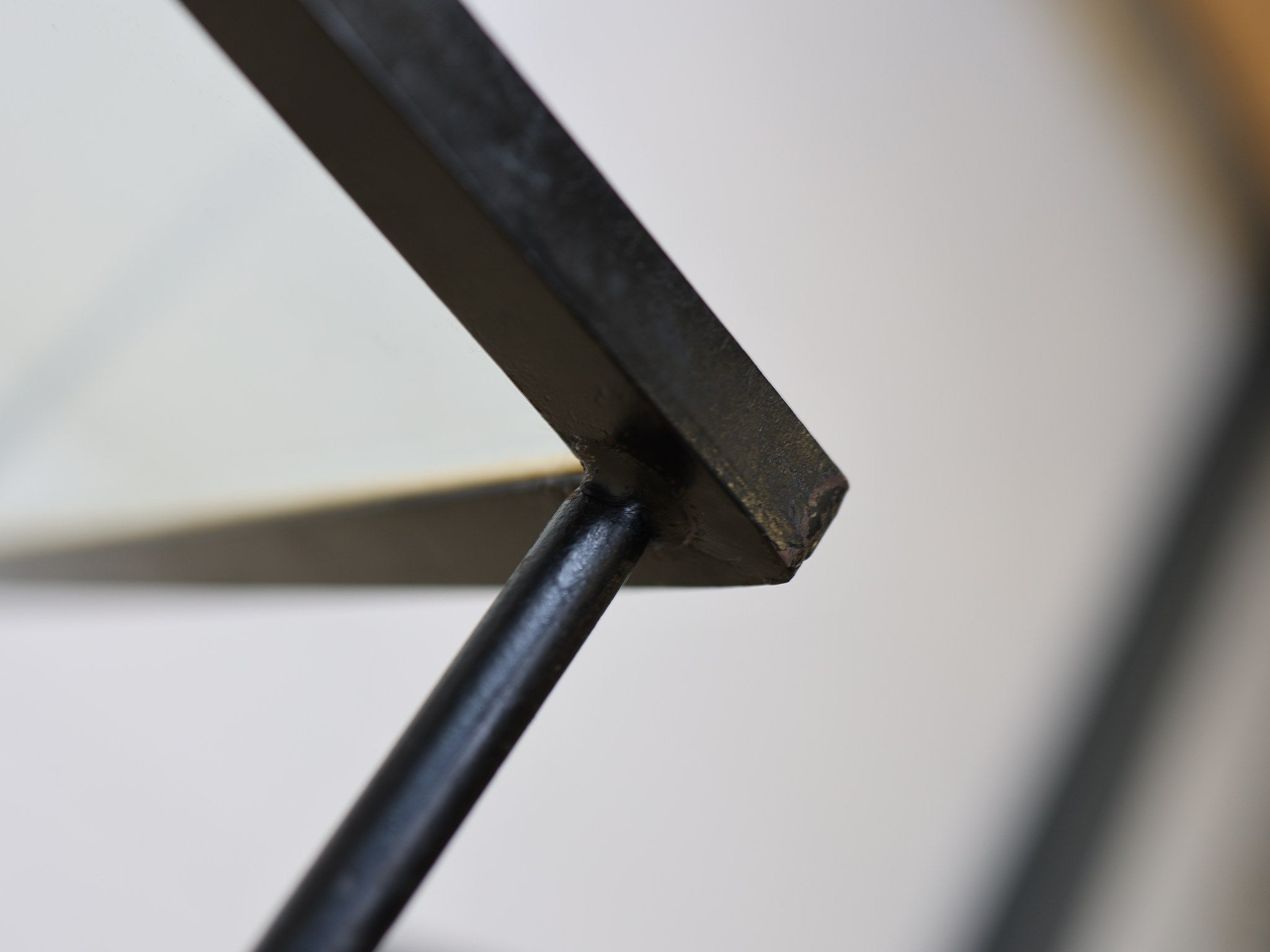 Detail der geschweissten Stahlrohr-Konstruktion am Mid-Century Beistelltisch