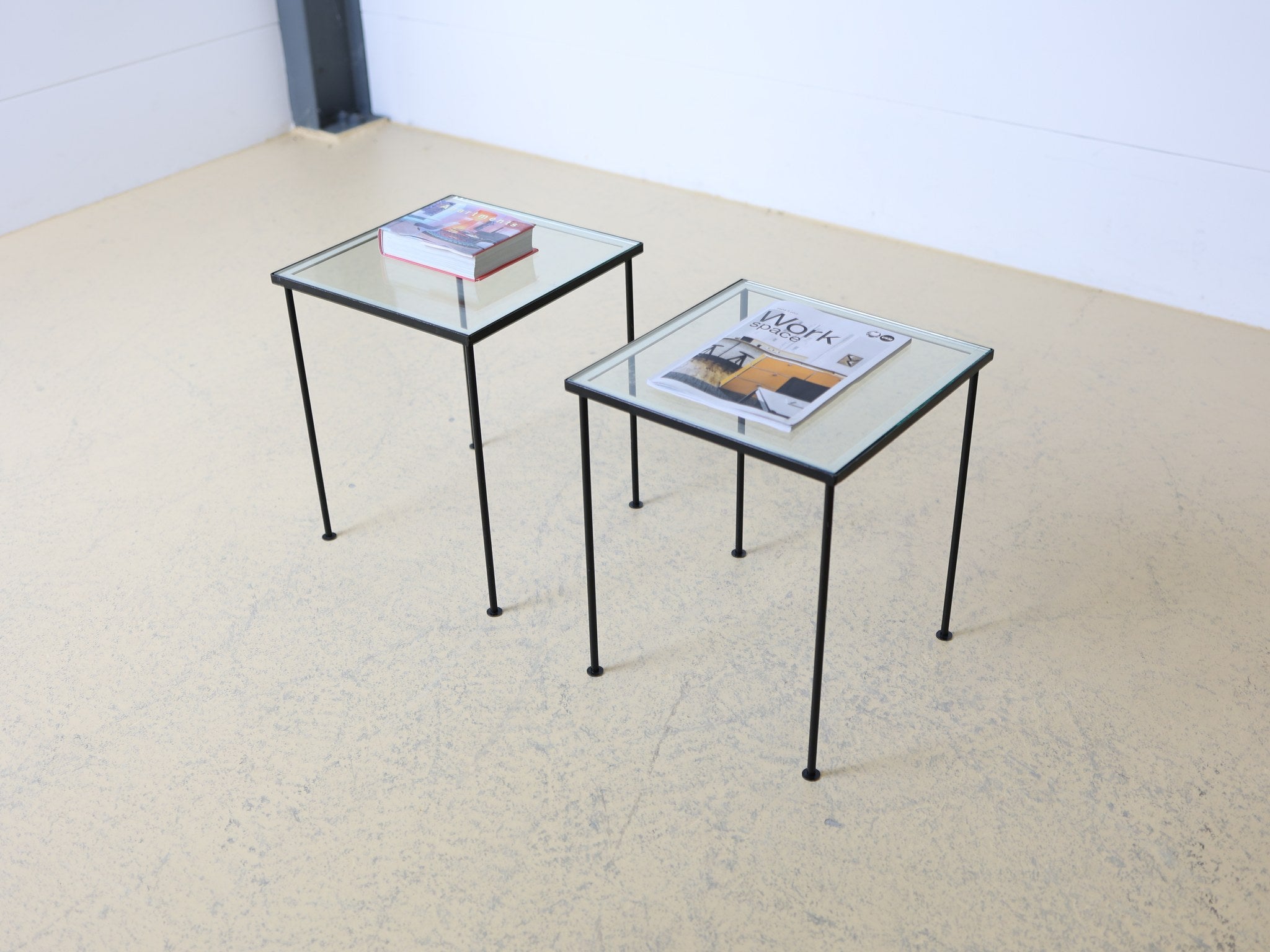 Seitenansicht des minimalistischen Beistelltisches mit schwarzem Gestell
