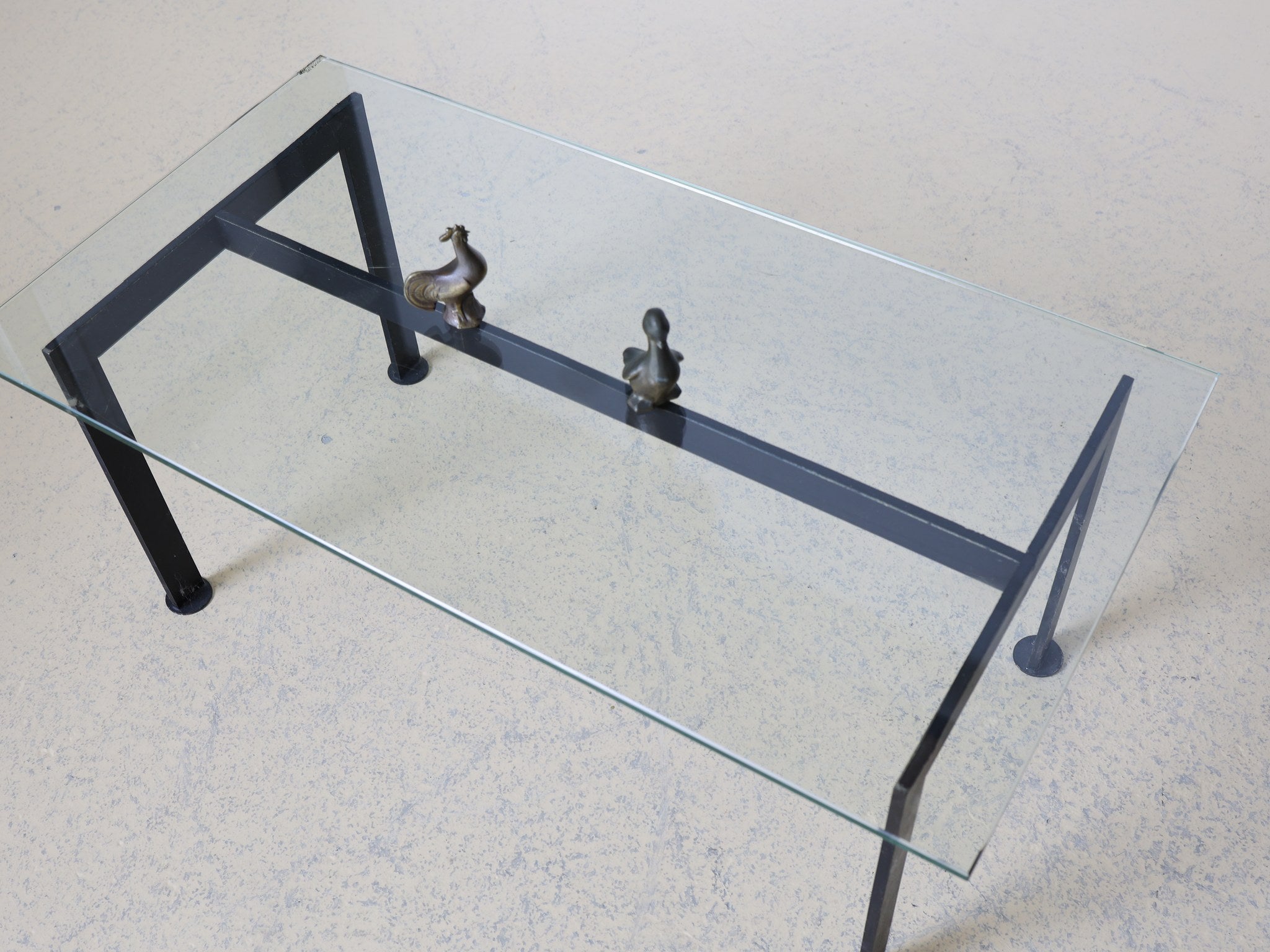 Couchtisch mit Glasplatte und schwarzem Metallgestell Industrial Design 1980er Jahre