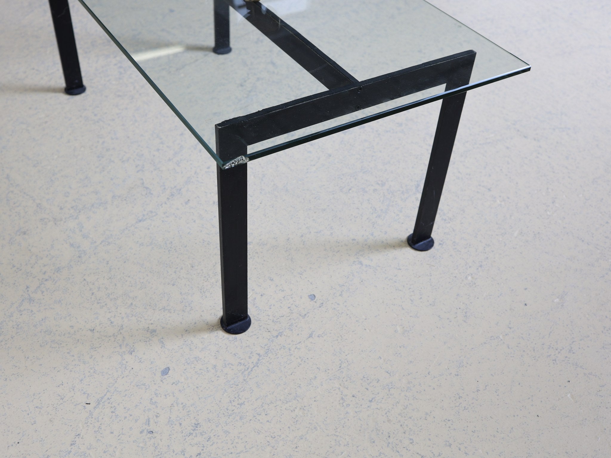 Couchtisch Klarglas-Platte auf minimalistischem Metallrahmen