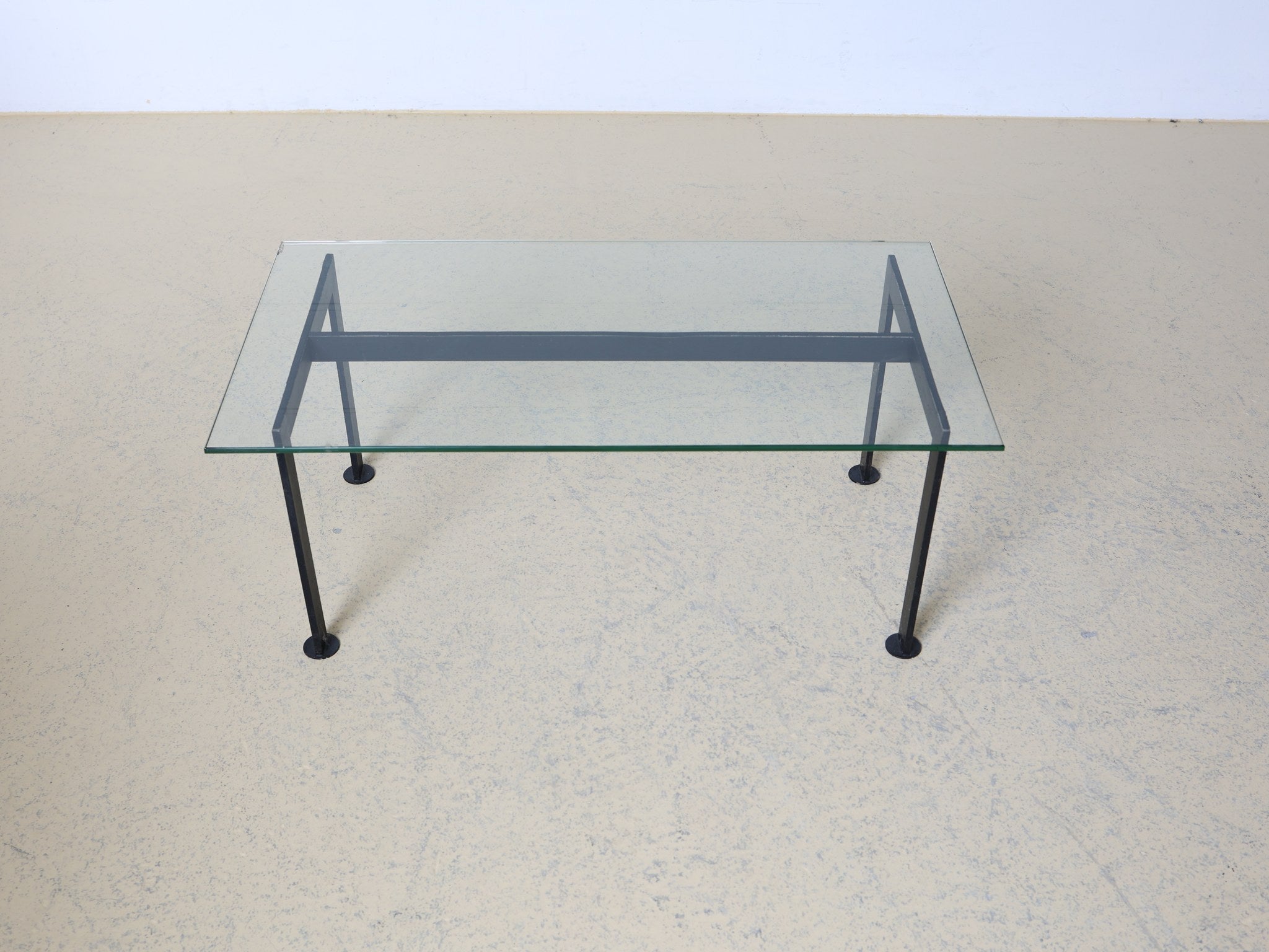 Seitenansicht Couchtisch mit diagonalen Verstrebungen im Gestell