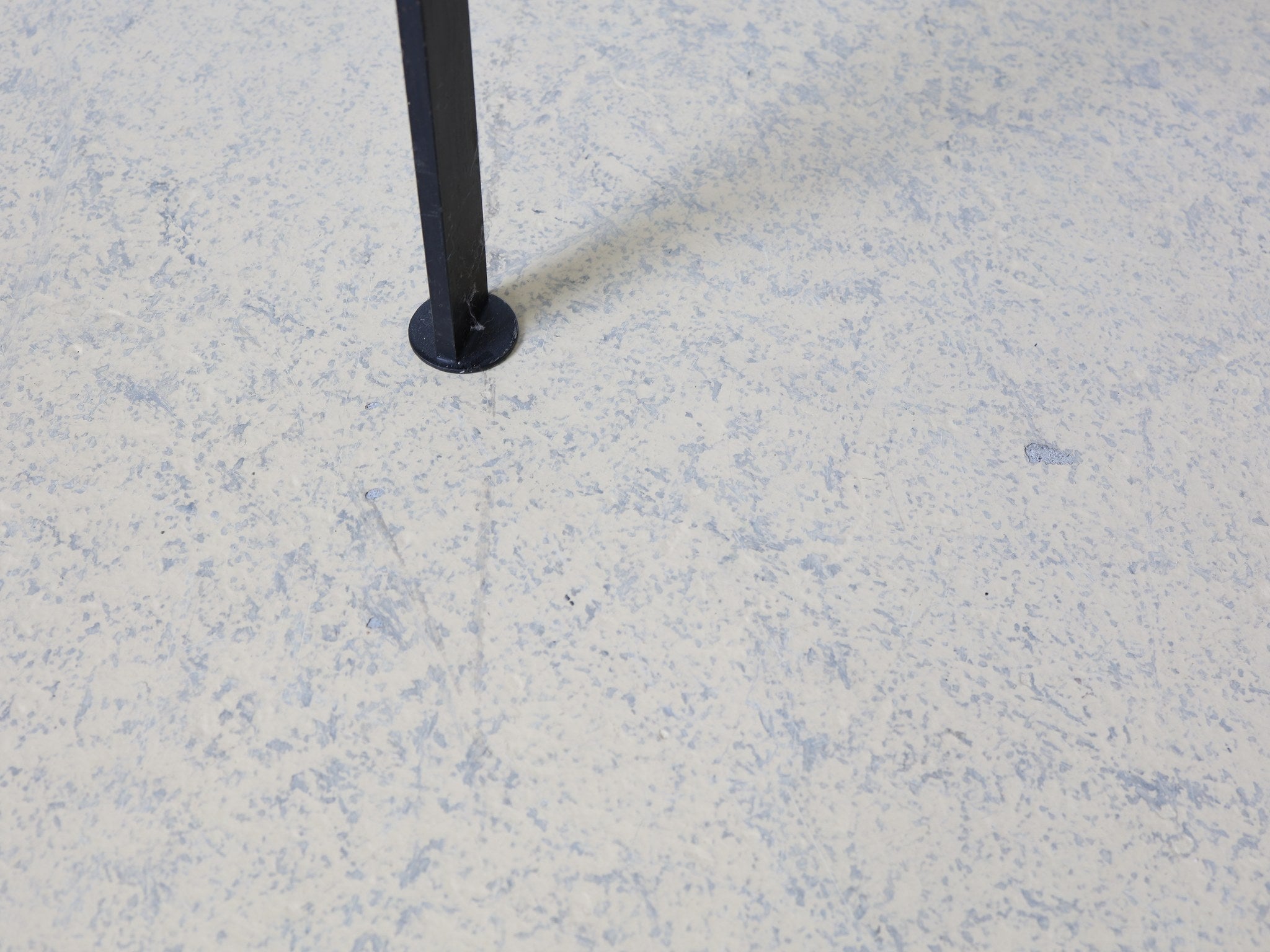 Perspektivische Ansicht minimalistischer Couchtisch Glas Metall