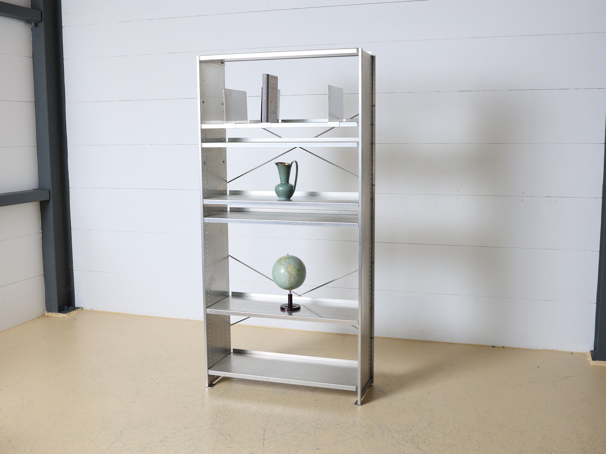 Lehni Aluminium-Regal Detail der verstellbaren Fachböden im 2,5-cm-Raster