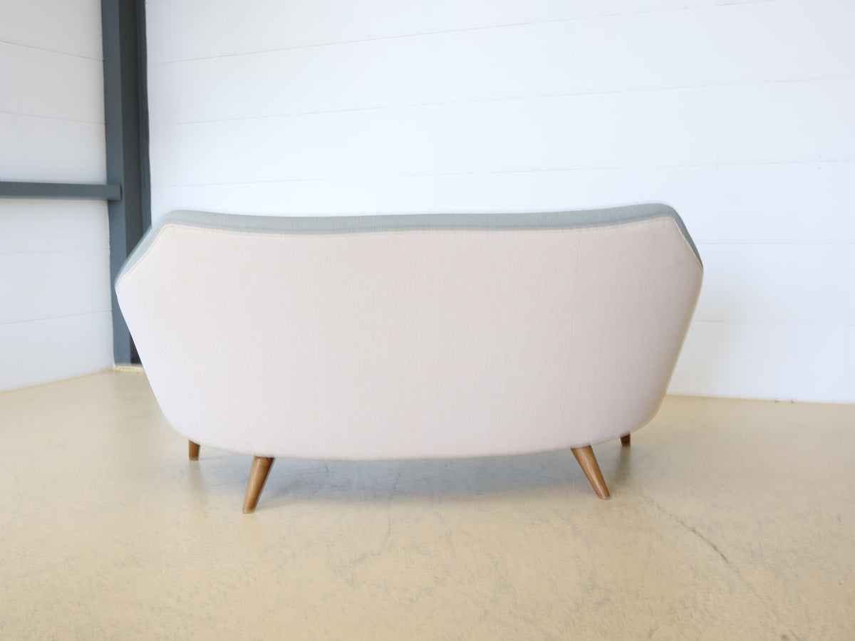 Detailansicht der konischen Eichenbeine am Finn Juhl Poet Sofa
