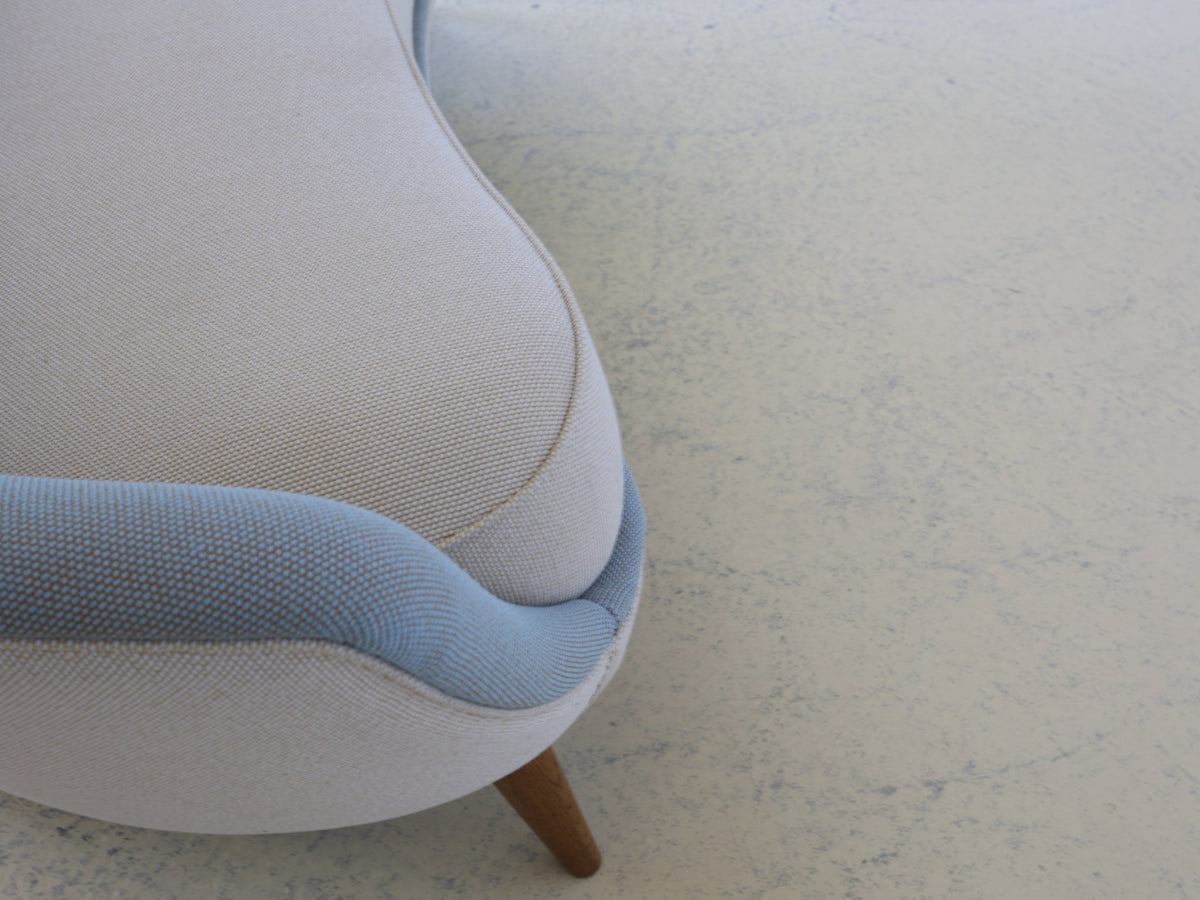 Finn Juhl Poet Sofa Rückansicht mit skulpturaler Form