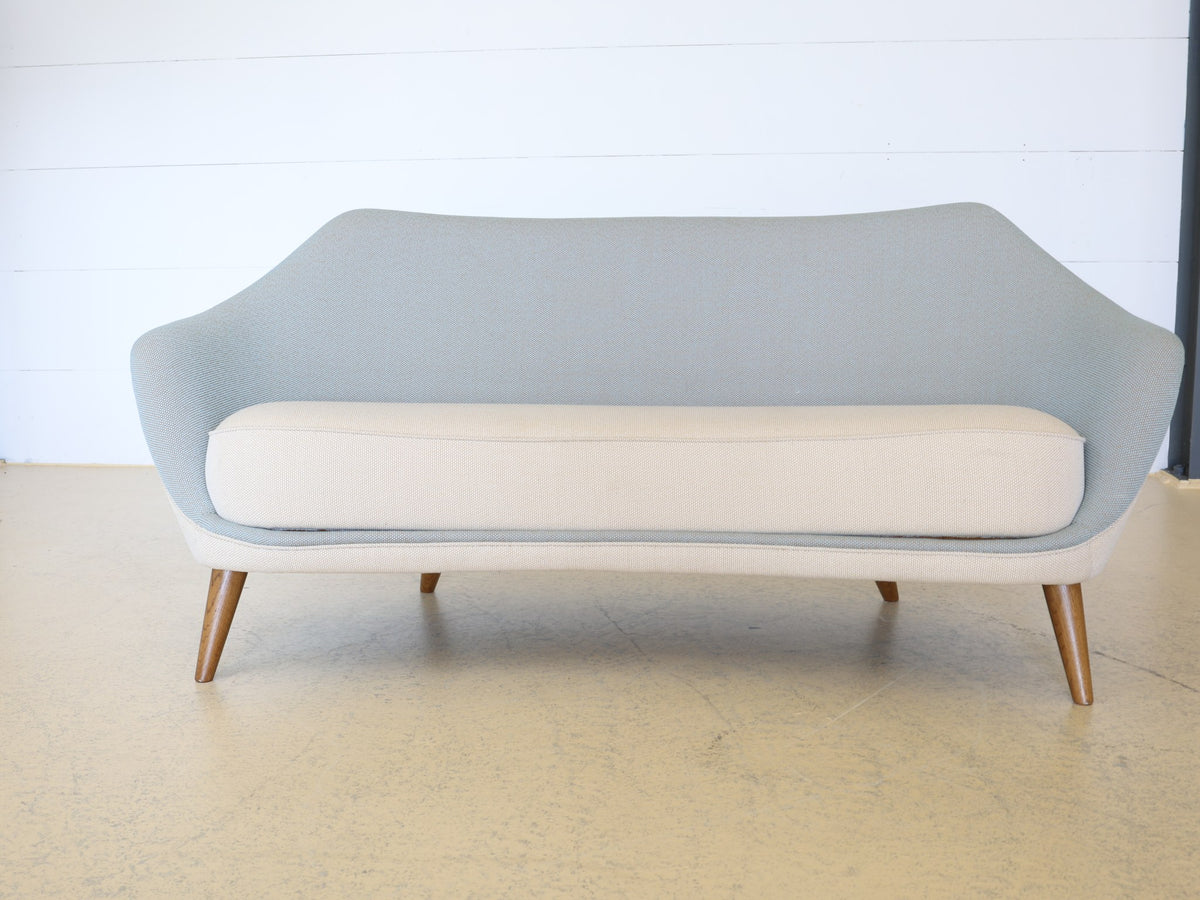 Nahaufnahme der nahtlosen Armlehne am Poet Sofa