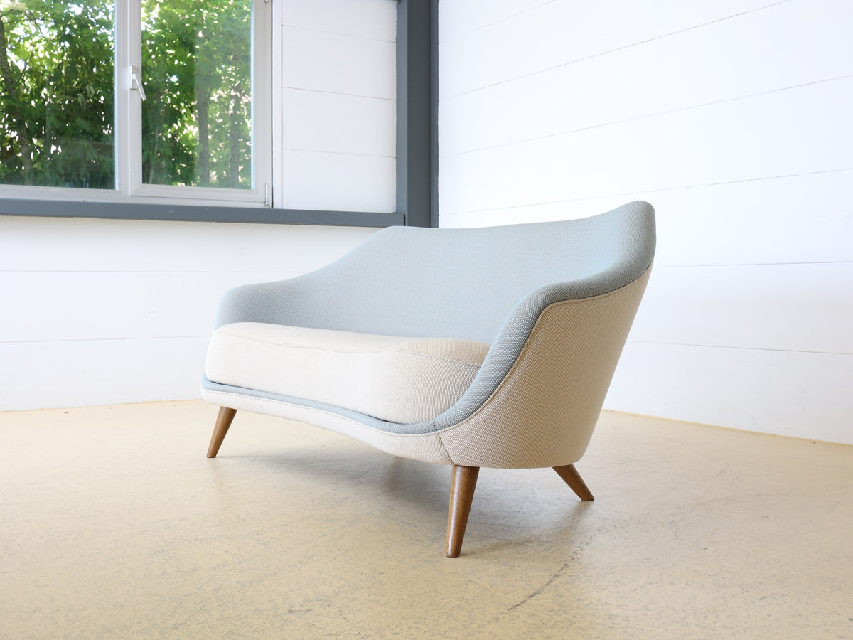 Poet Sofa Seitenansicht mit charakteristischer Mid-Century Silhouette