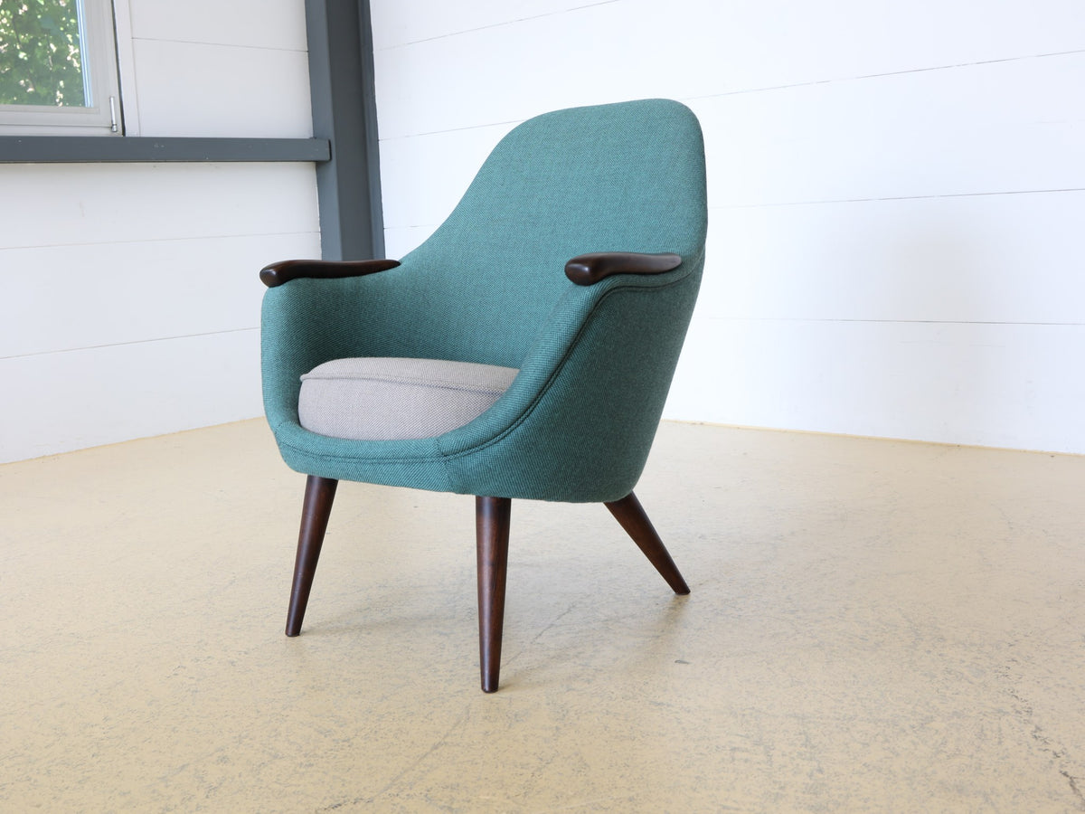 Skandinavischer Lounge Chair 1950er mit tealfarbener Polsterung und skulpturalen Holzarmlehnen