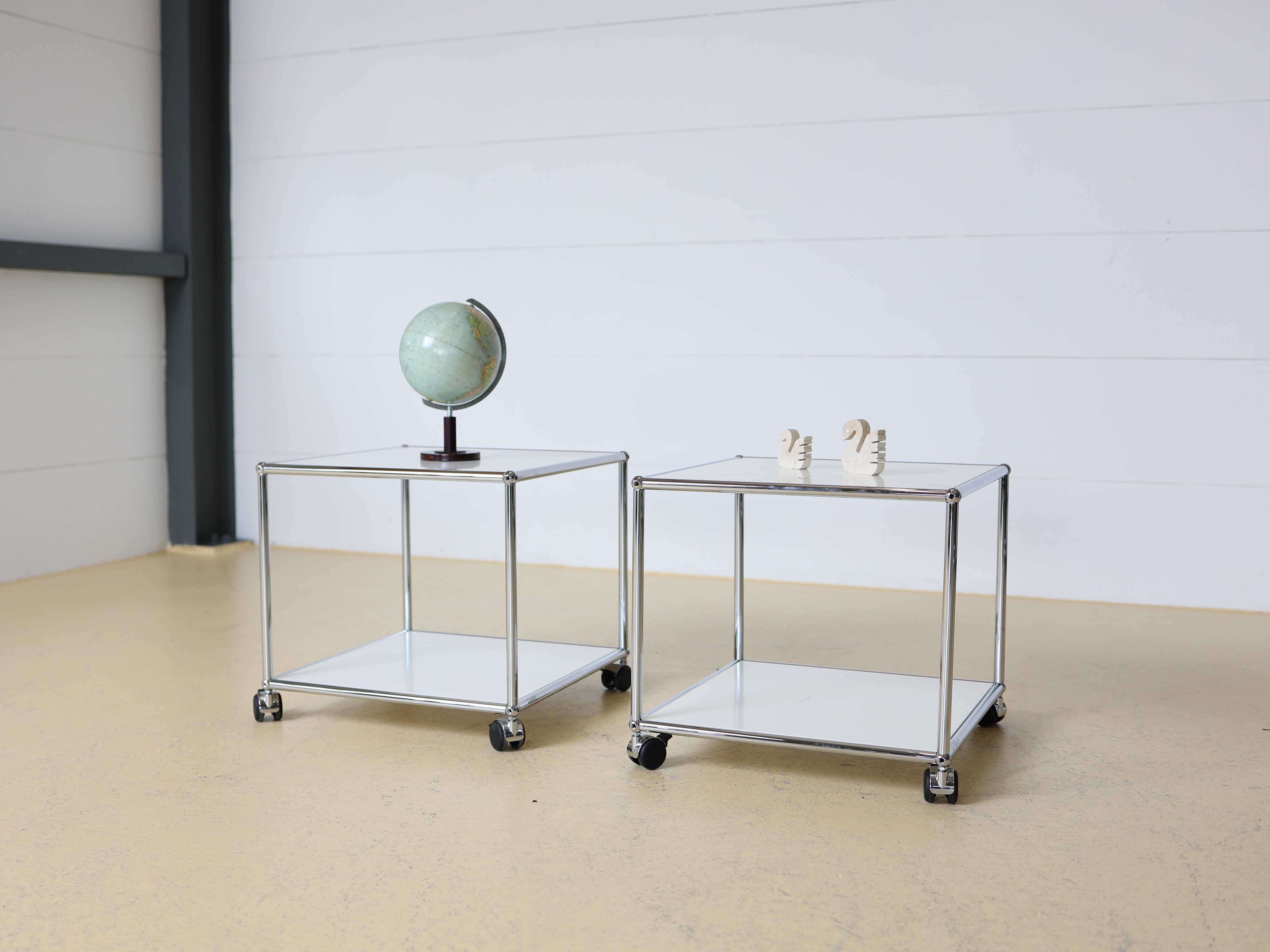 Weißer Occasion USM Haller Beistelltisch in modularer Bauweise. Ideal als Nachttisch oder Couchtisch im Schweizer Design bei atelier TILIJA.