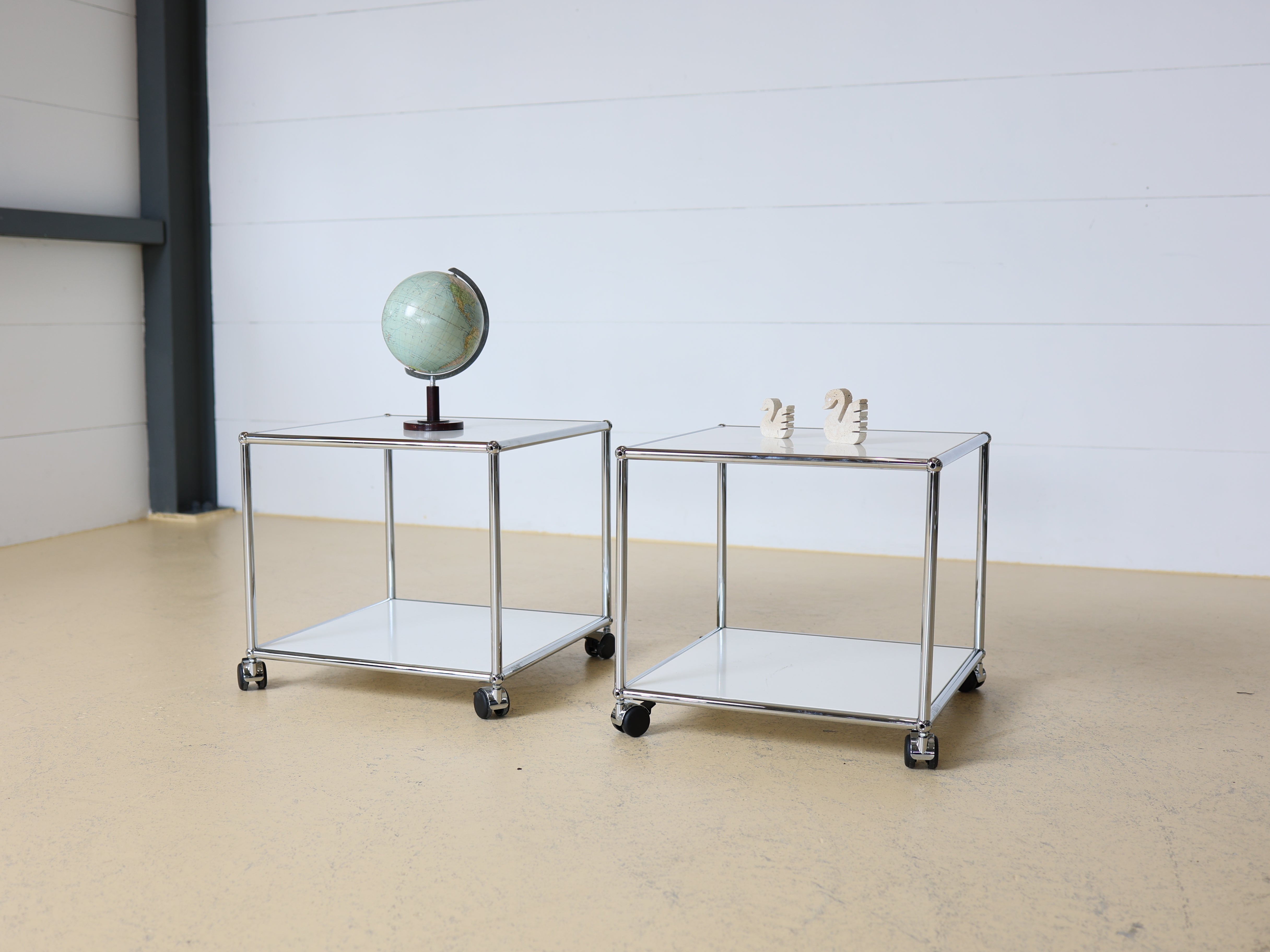 Weißer Occasion USM Haller Beistelltisch in modularer Bauweise. Ideal als Nachttisch oder Couchtisch im Schweizer Design bei atelier TILIJA.