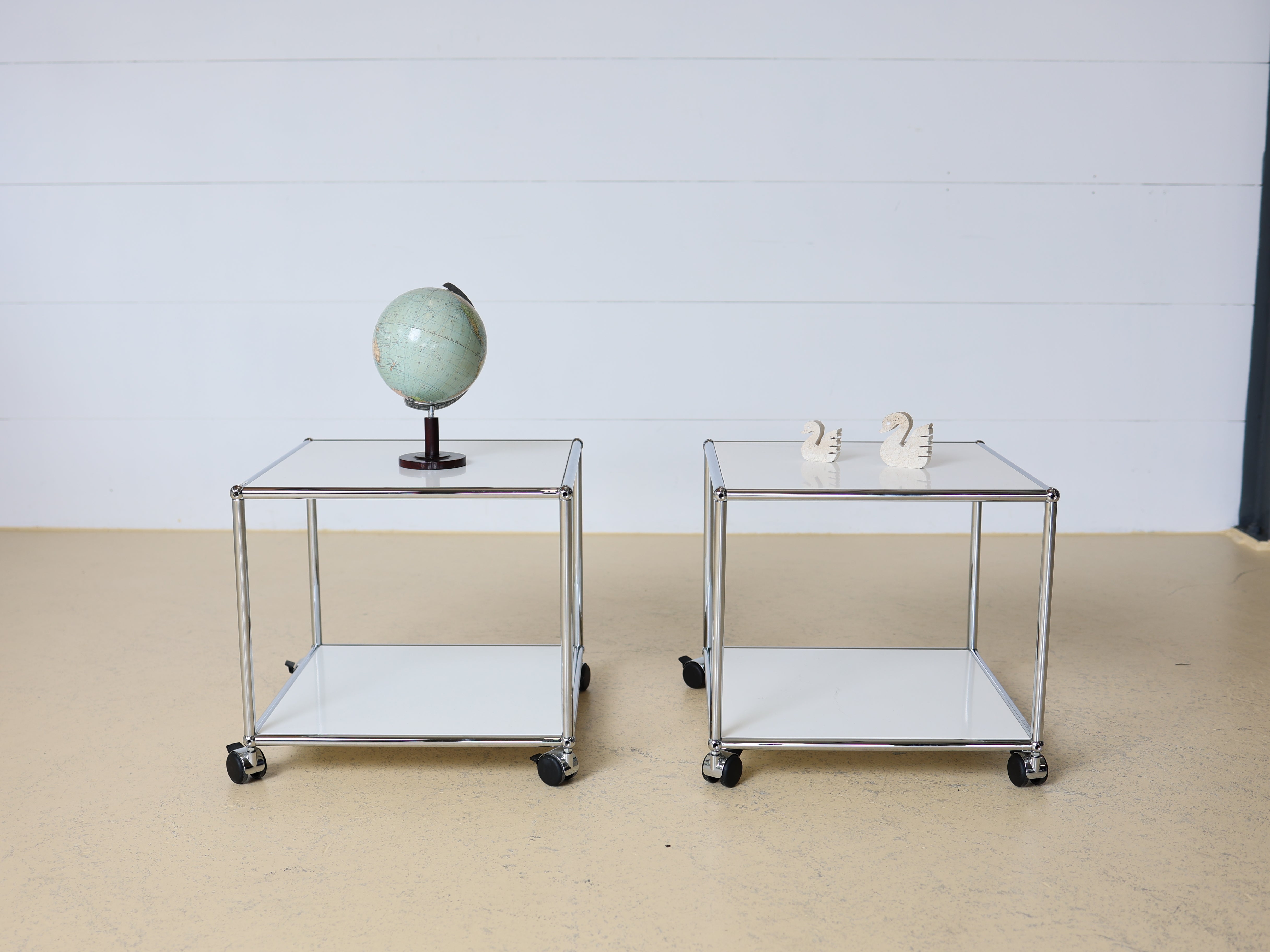 Weißer Occasion USM Haller Beistelltisch in modularer Bauweise. Ideal als Nachttisch oder Couchtisch im Schweizer Design bei atelier TILIJA.