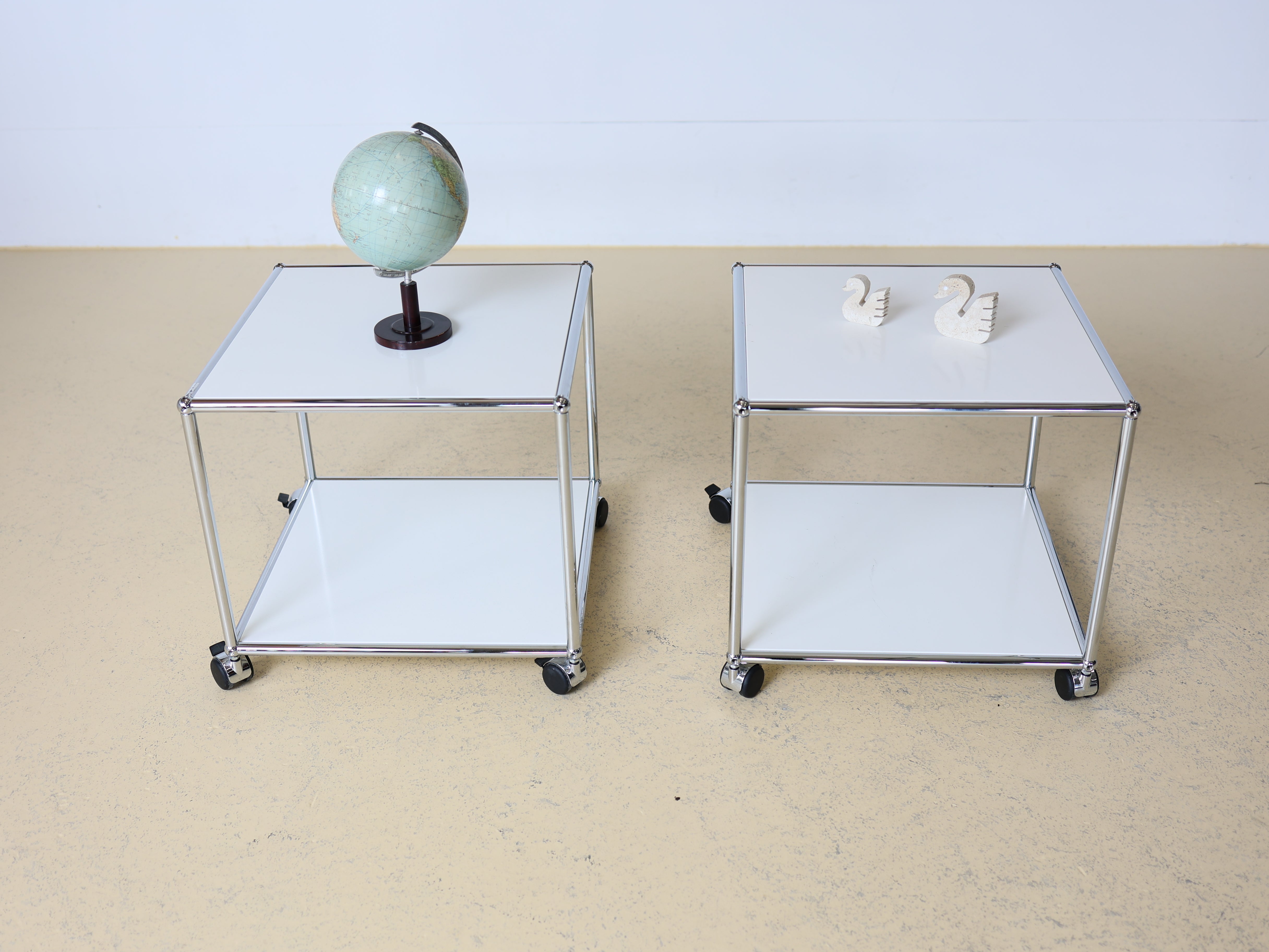 Weißer Occasion USM Haller Beistelltisch in modularer Bauweise. Ideal als Nachttisch oder Couchtisch im Schweizer Design bei atelier TILIJA.