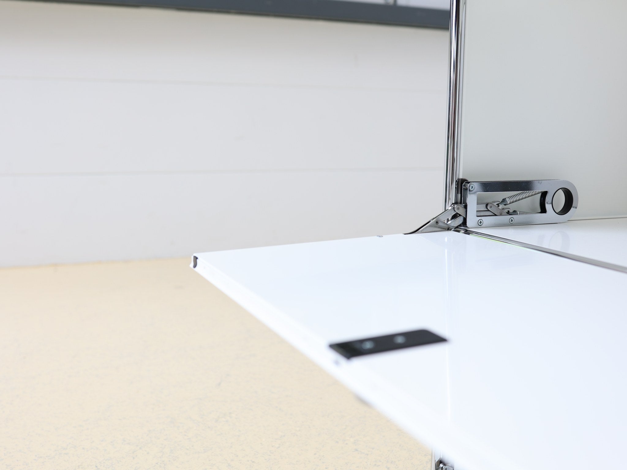 USM Haller Highboard weiss Detailansicht verchromte Kugelverbindung