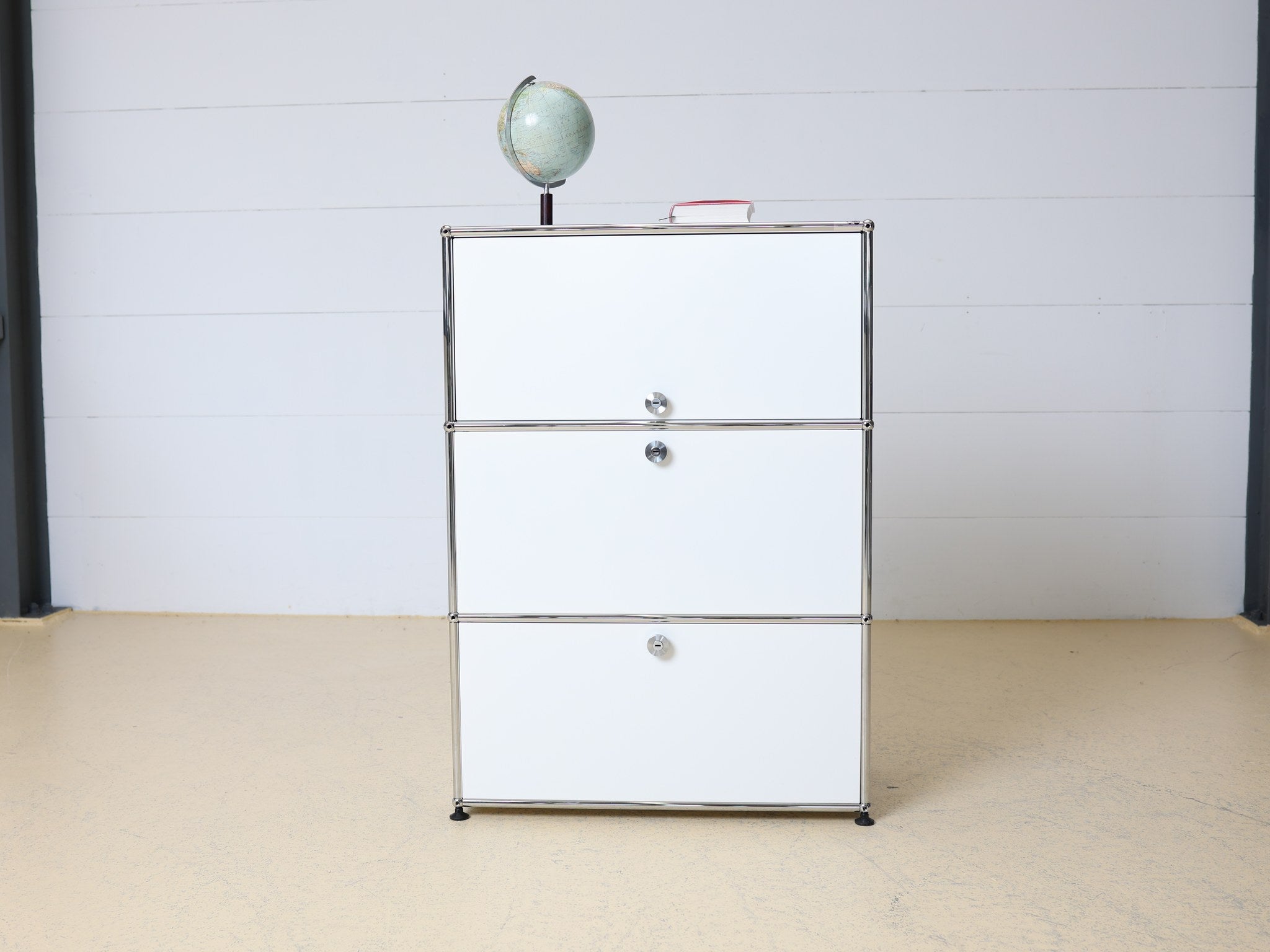 USM Haller Highboard Reinweiss Klappendetail Schweizer Design