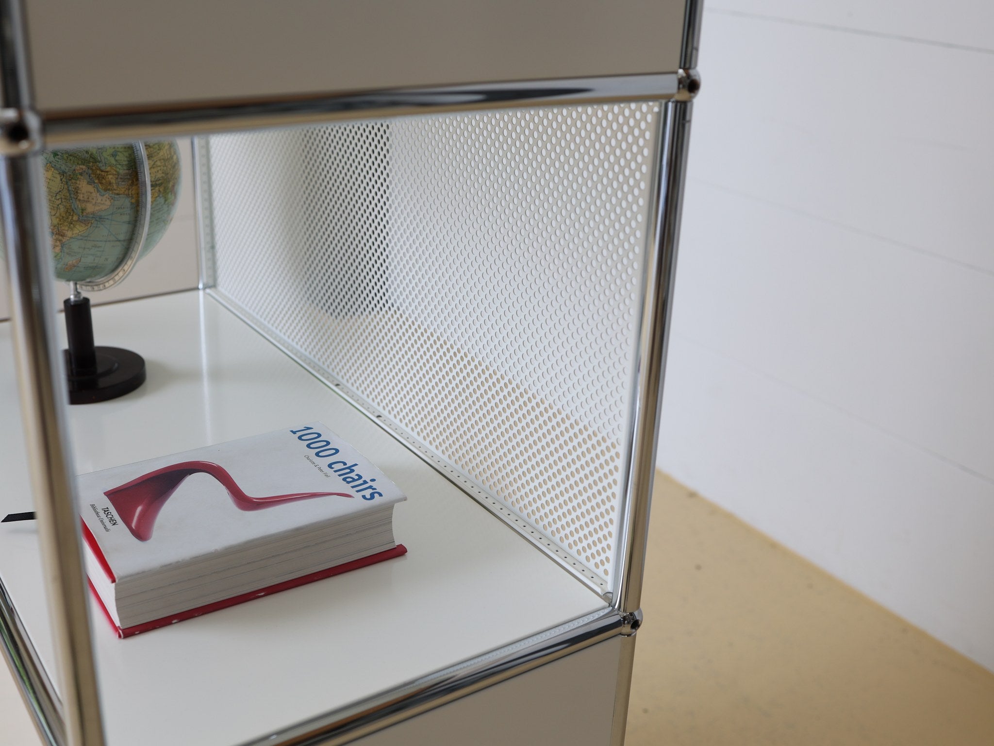 USM Haller Highboard Reinweiss 1x4 Frontansicht mit Klapptüren und Lochblech-Rückwand