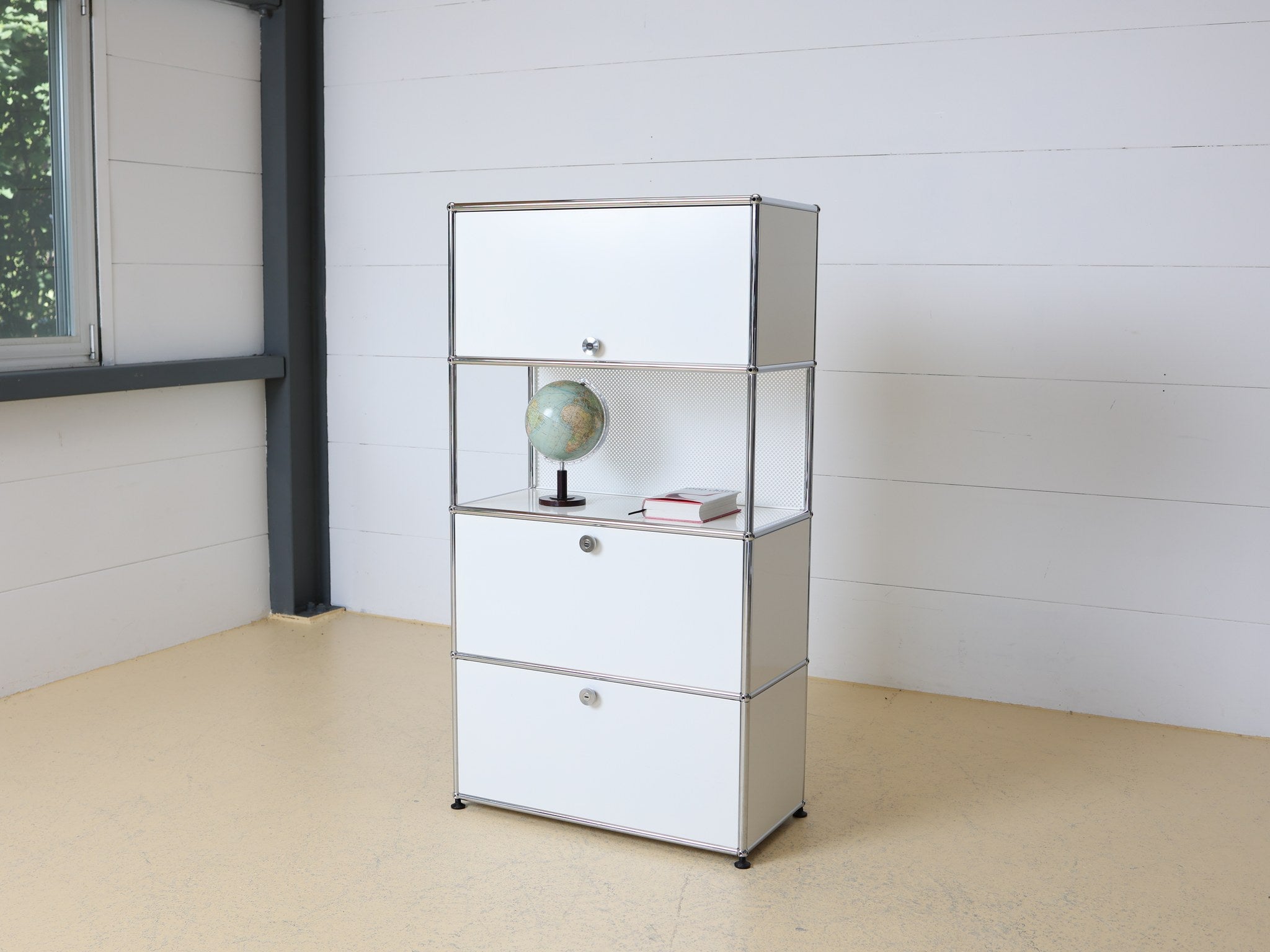 USM Haller Highboard weiss Detailansicht verchromte Kugelverbindung